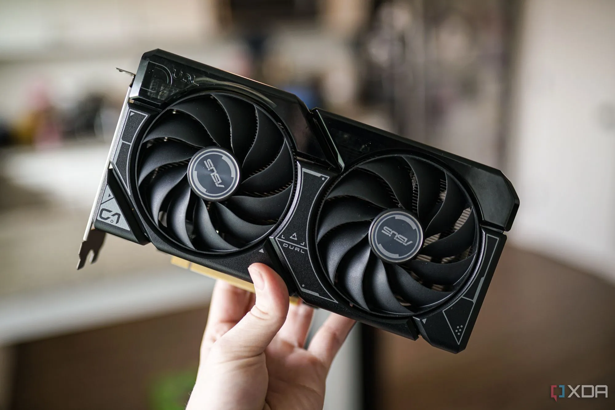 Một bàn tay đang cầm card đồ họa Nvidia RTX 4060, biểu tượng cho việc tìm hiểu kỹ sản phẩm trước khi mua