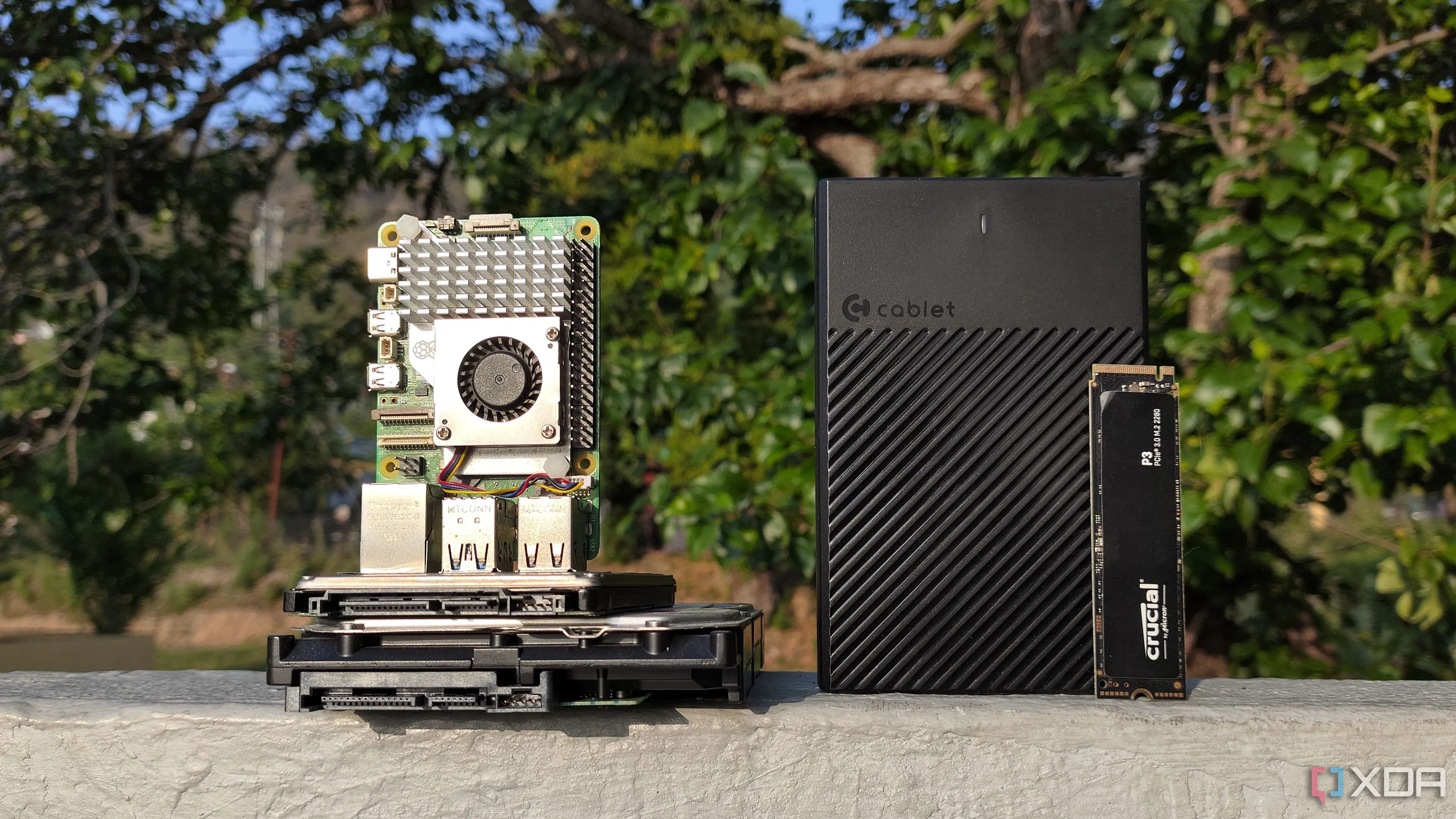 Một bo mạch Raspberry Pi được đặt cạnh các ổ đĩa lưu trữ