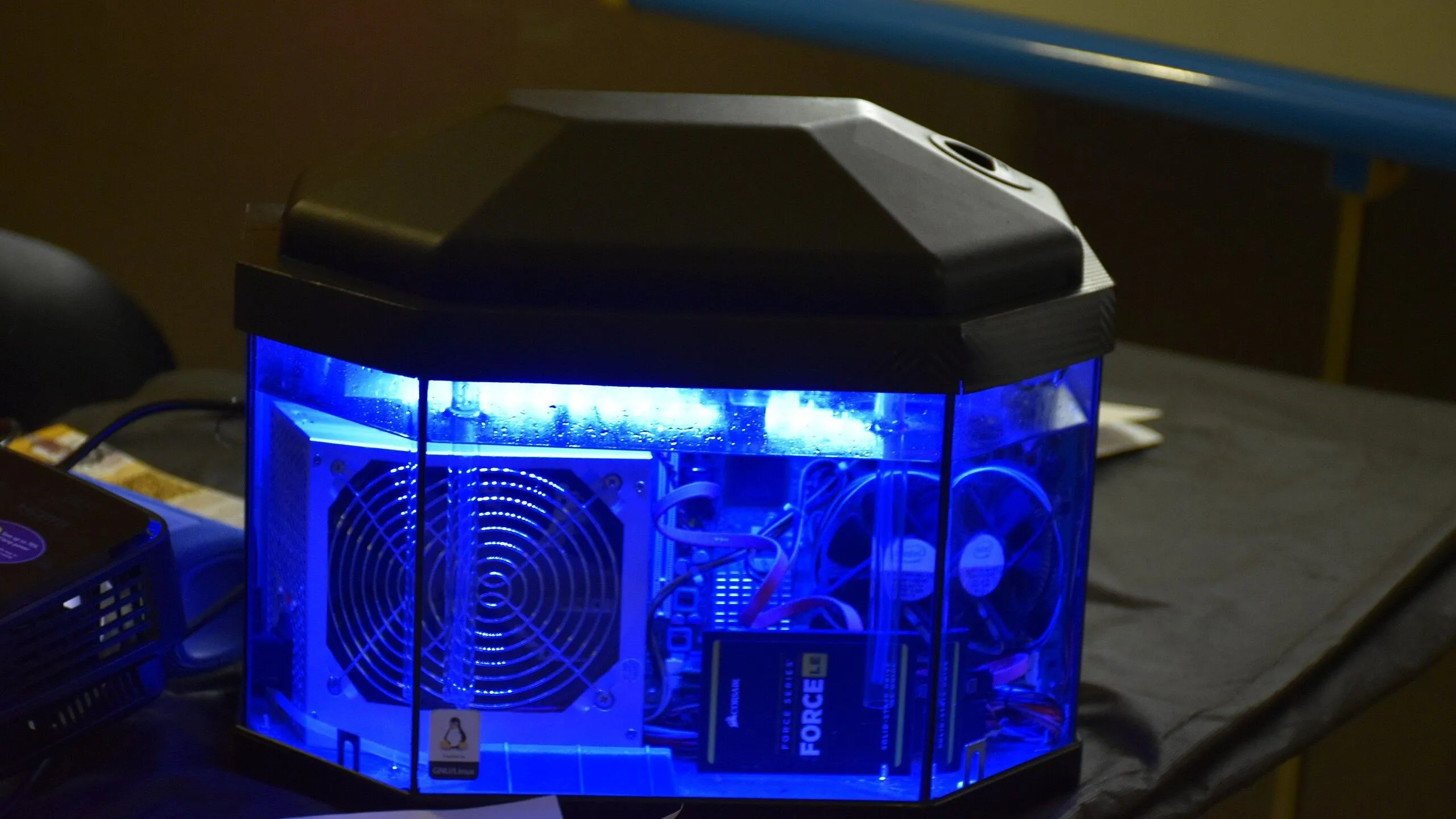 Một bộ PC được ngâm trong dung dịch dầu khoáng, hiển thị cách tản nhiệt bằng chất lỏng trơ
