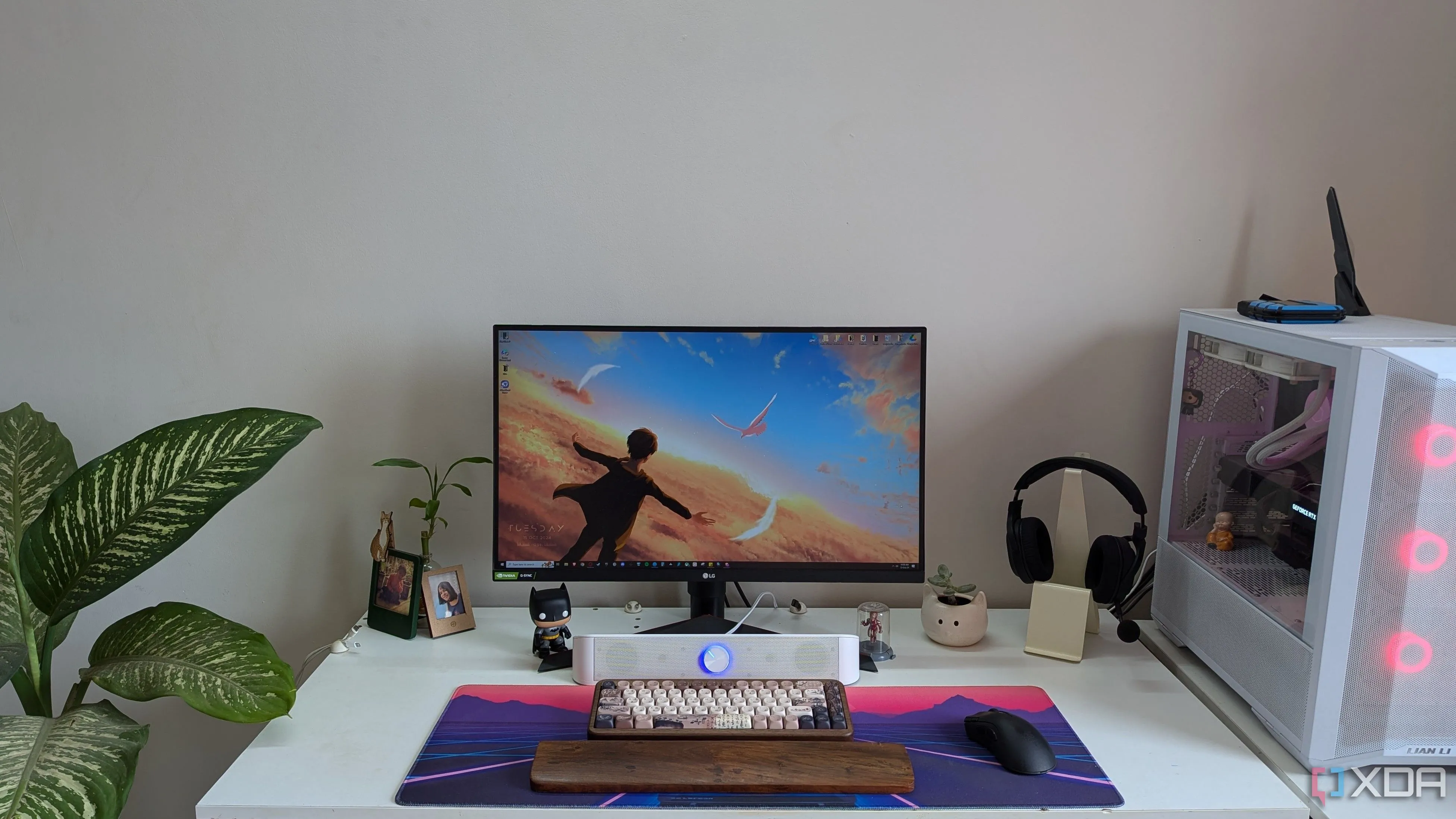 Một bộ PC gaming hoàn chỉnh cùng màn hình và bàn làm việc đầy phụ kiện