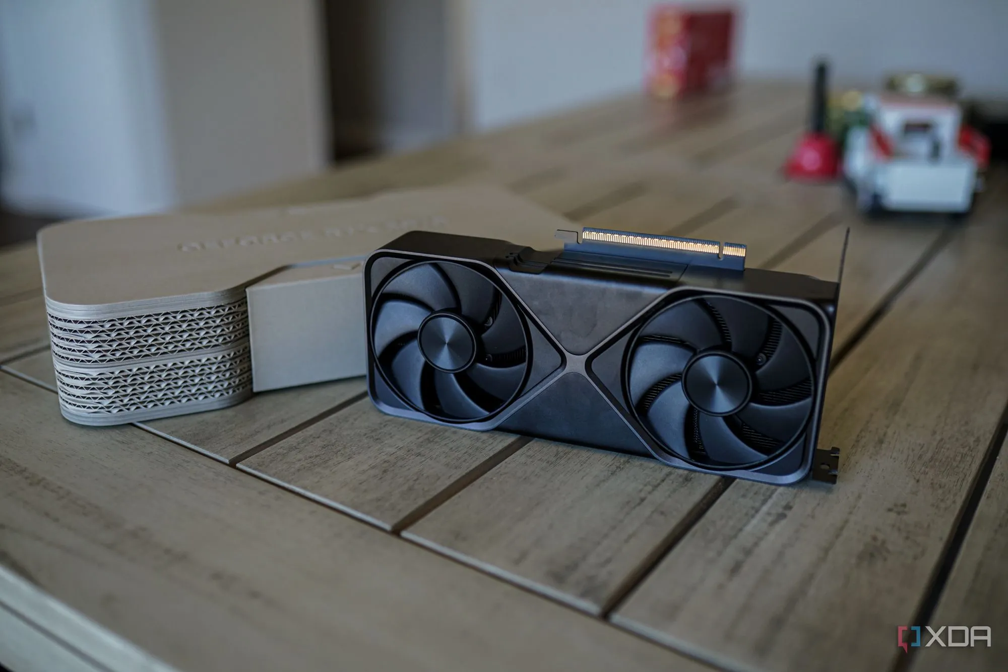 Một card đồ họa NVIDIA GeForce 5000 series với quạt tản nhiệt, tượng trưng cho linh kiện hiệu năng cao và các cảnh báo an toàn về cáp nguồn.