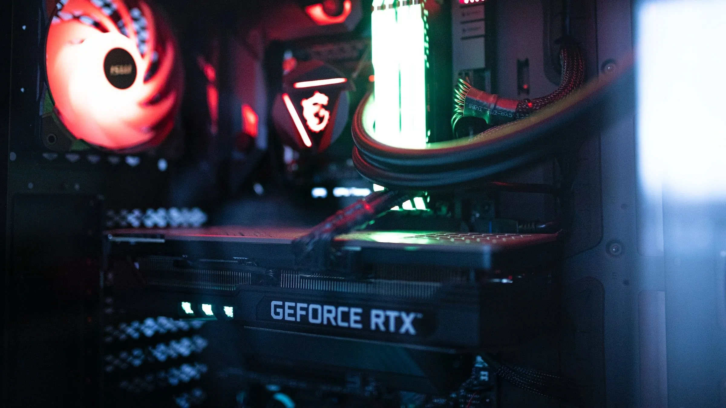 Một chiếc card đồ họa Nvidia trong máy tính chơi game, minh họa sức mạnh xử lý đồ họa hiện đại