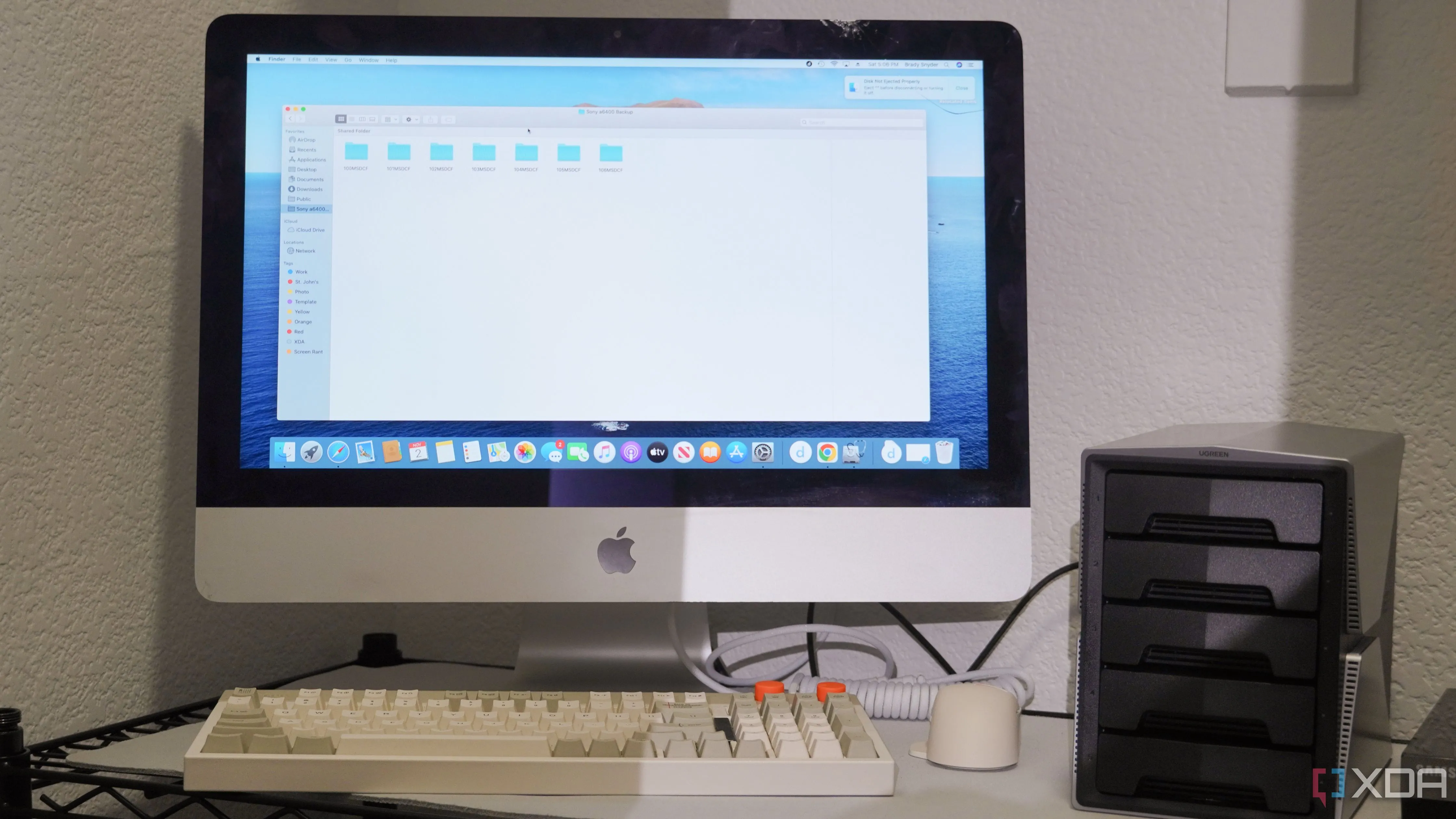 Một chiếc iMac được cấu hình làm thiết bị lưu trữ mạng NAS trong tủ, cho thấy hệ thống RAID cần được sao lưu dữ liệu riêng