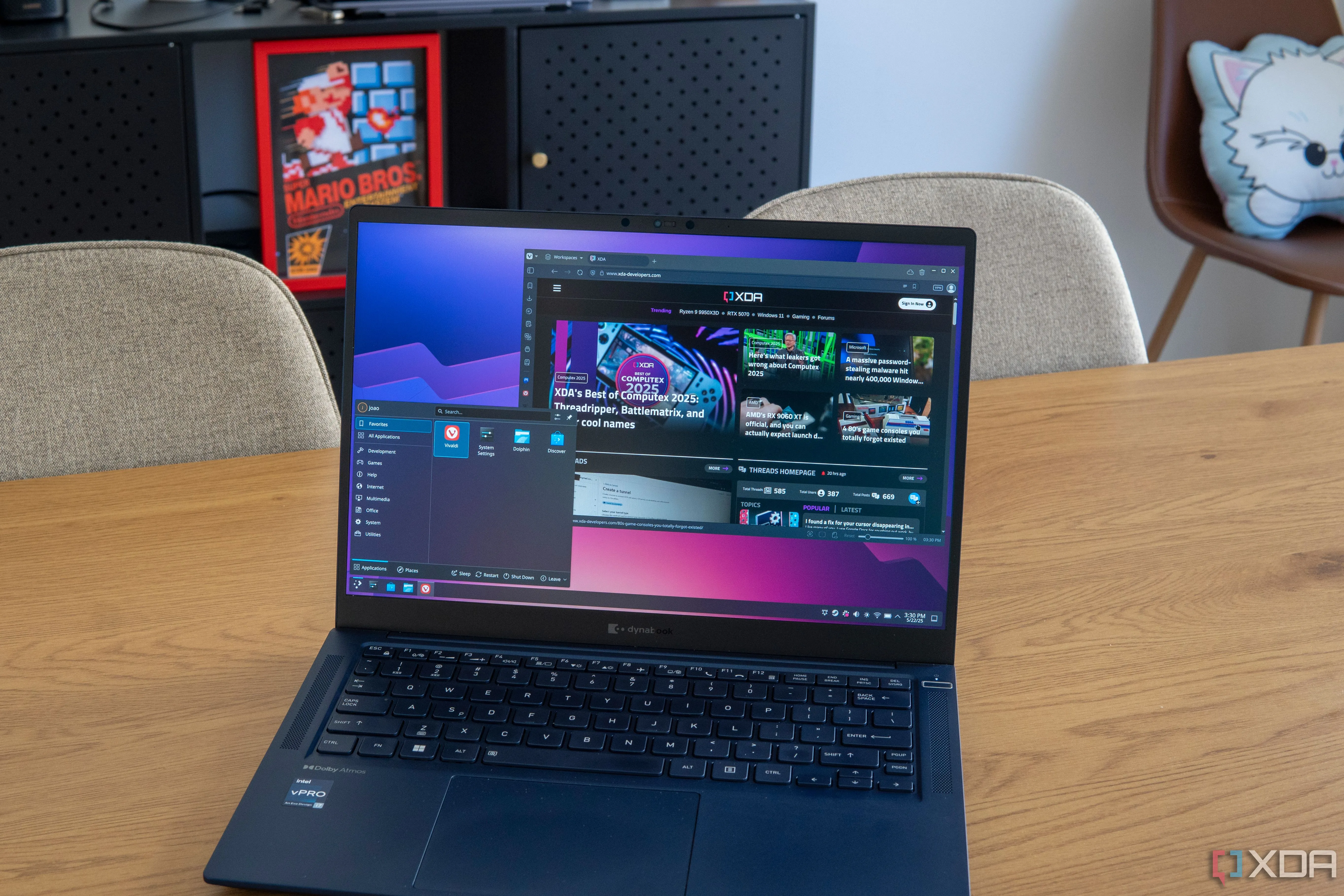 Một chiếc laptop chạy Arch Linux với trình duyệt Vivaldi hiển thị trang web, minh họa khả năng của Linux trên phần cứng hiện đại và cũ.