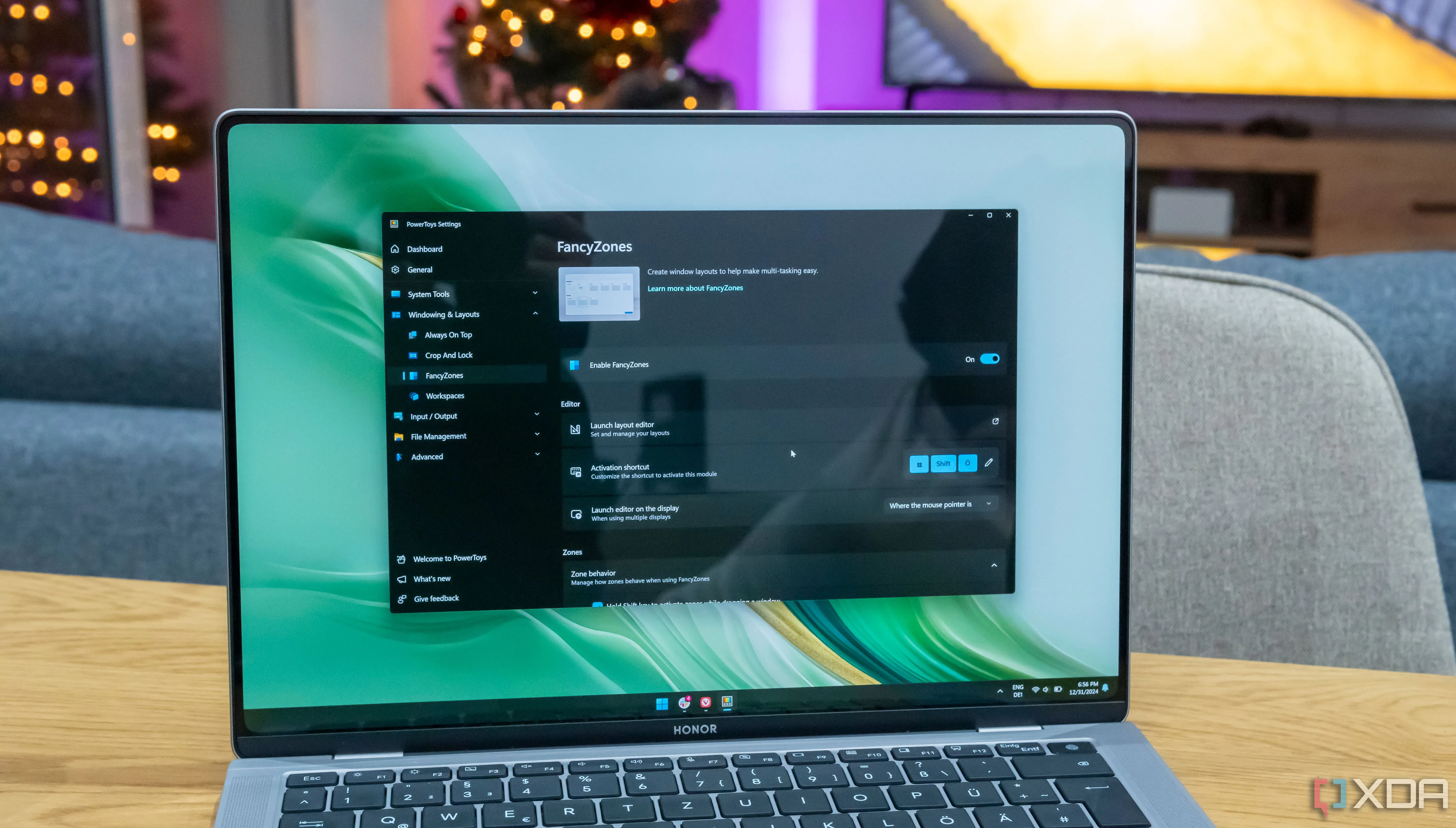 Một chiếc laptop chạy Windows 11 với PowerToys đang bật, hiển thị cài đặt FancyZones giúp quản lý cửa sổ nâng cao.