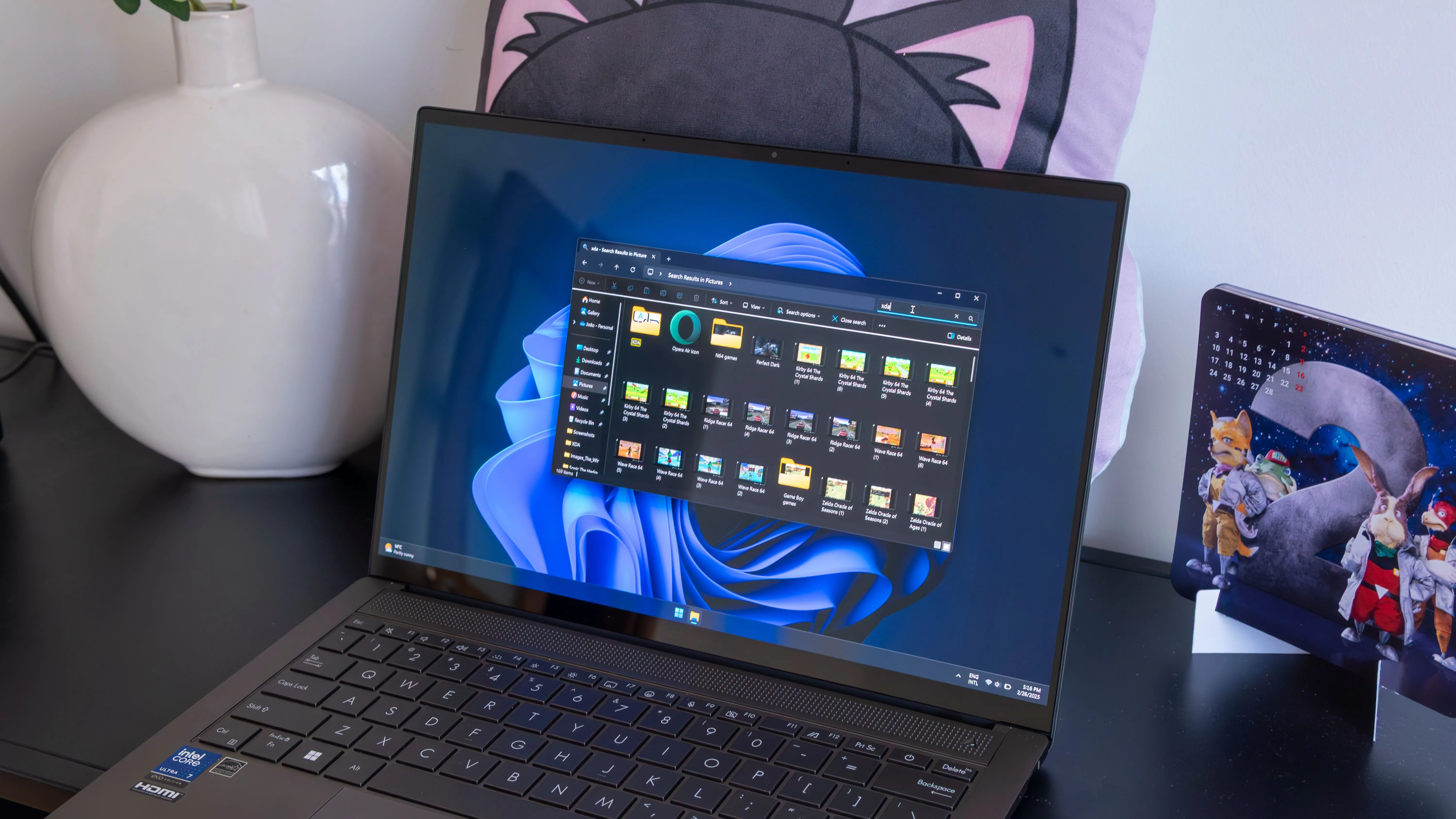 Một chiếc laptop chạy Windows 11 với thanh tìm kiếm Everything hiển thị kết quả nhanh chóng