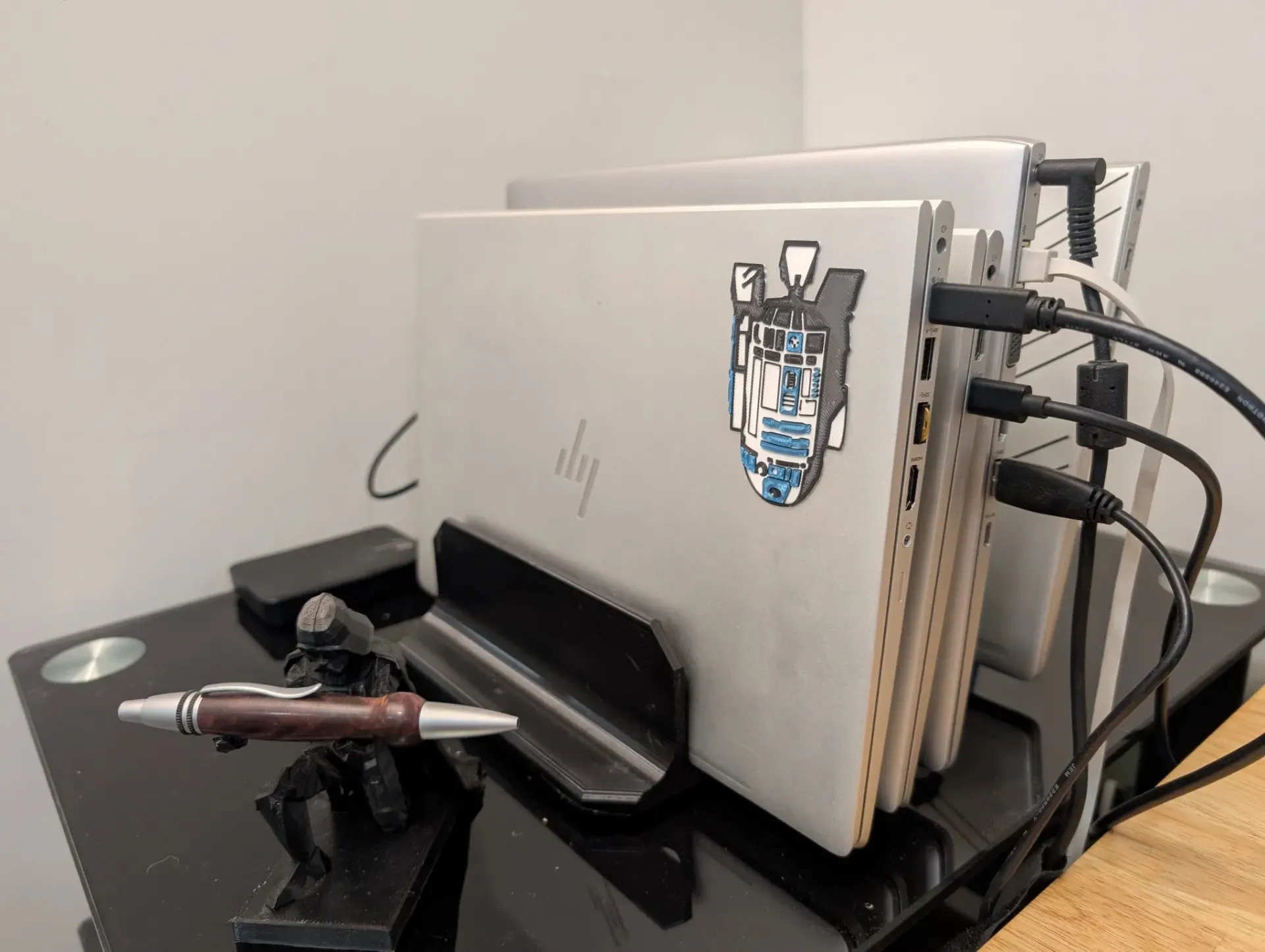Một chiếc laptop cũ đặt thẳng đứng trên giá, sẵn sàng trở thành máy chủ tự host tại nhà với chi phí tối thiểu
