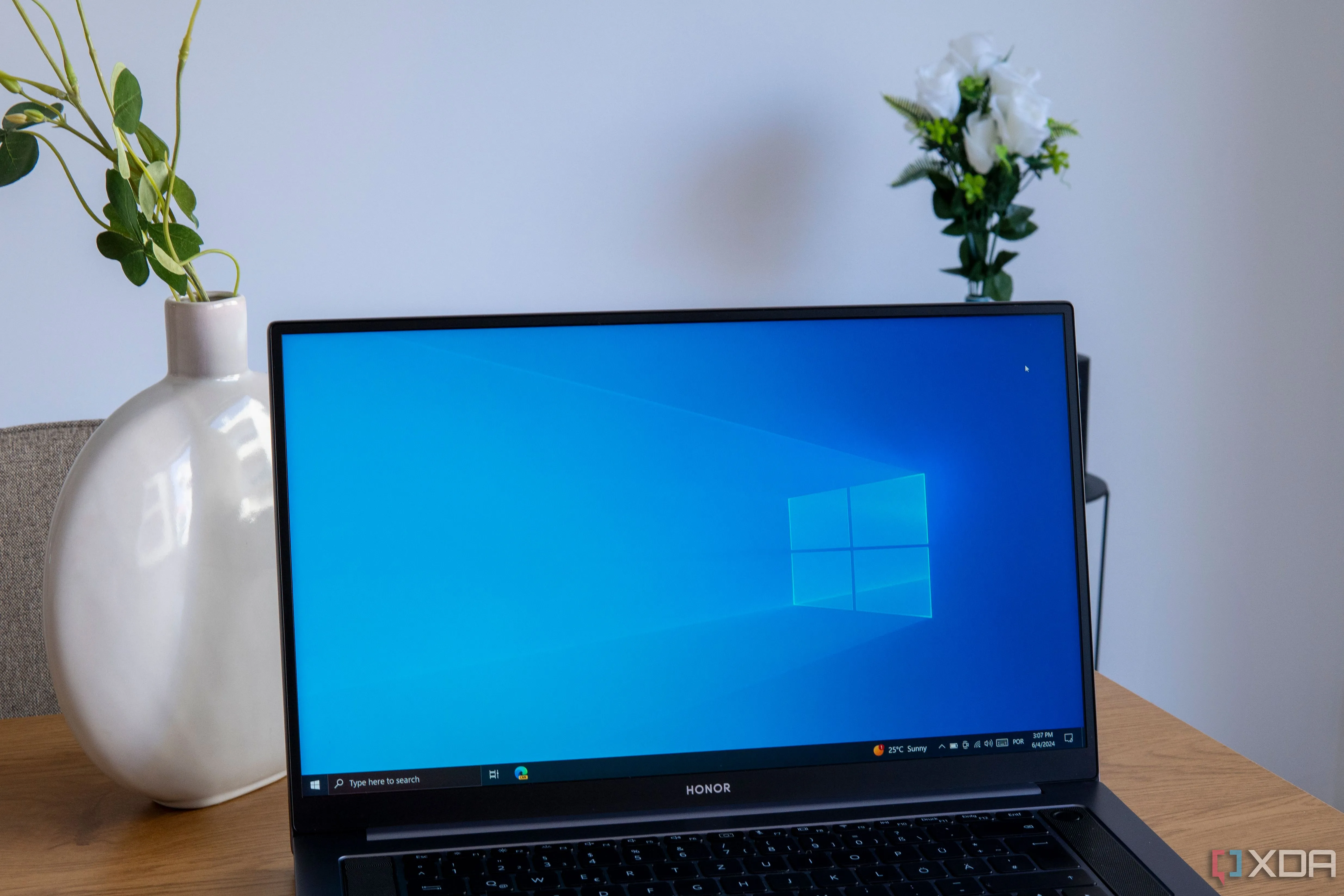 Một chiếc laptop đang chạy hệ điều hành Windows 10, biểu tượng cho các máy tính sắp hết hỗ trợ