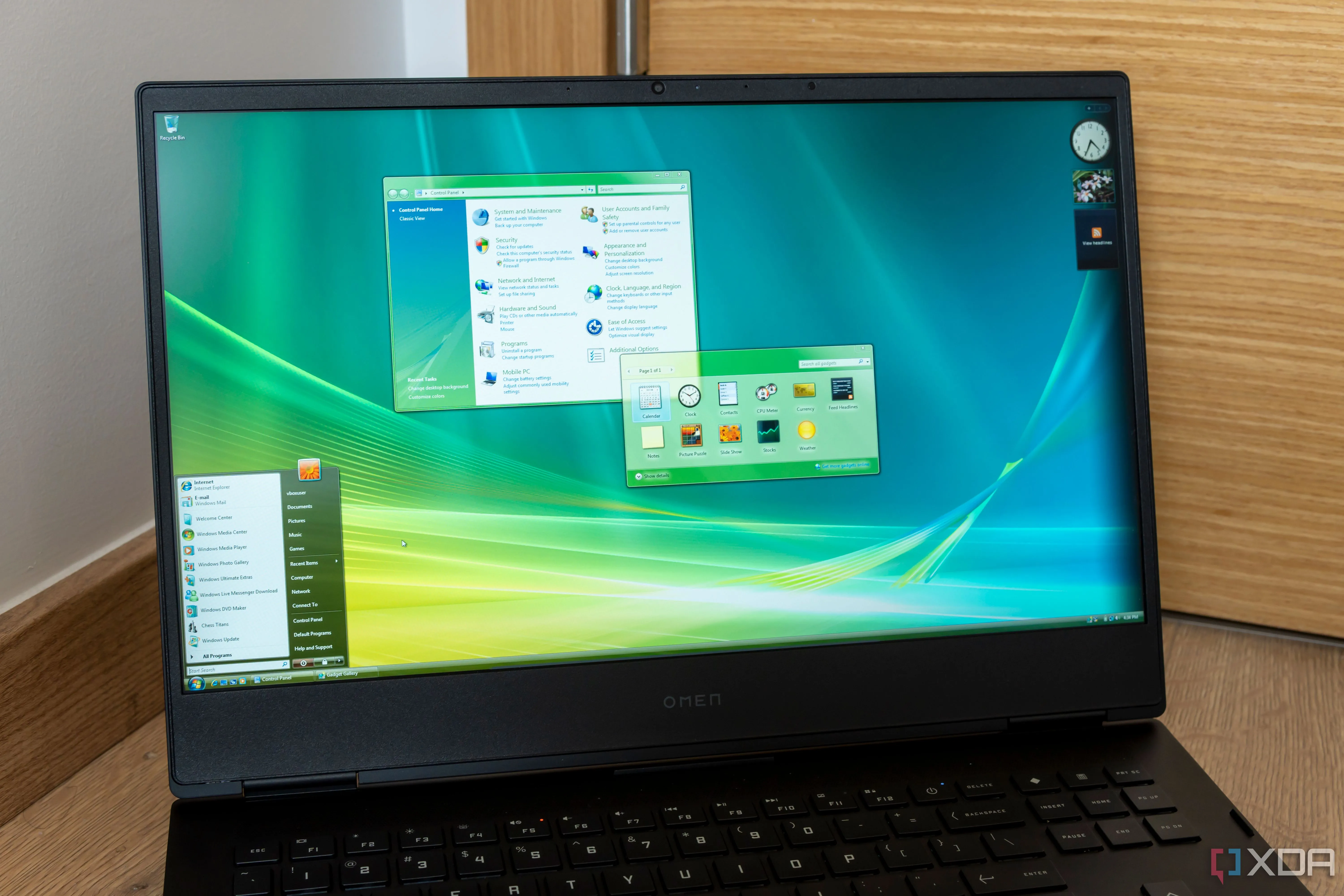 Một chiếc laptop đang chạy hệ điều hành Windows Vista với nhiều cửa sổ mở
