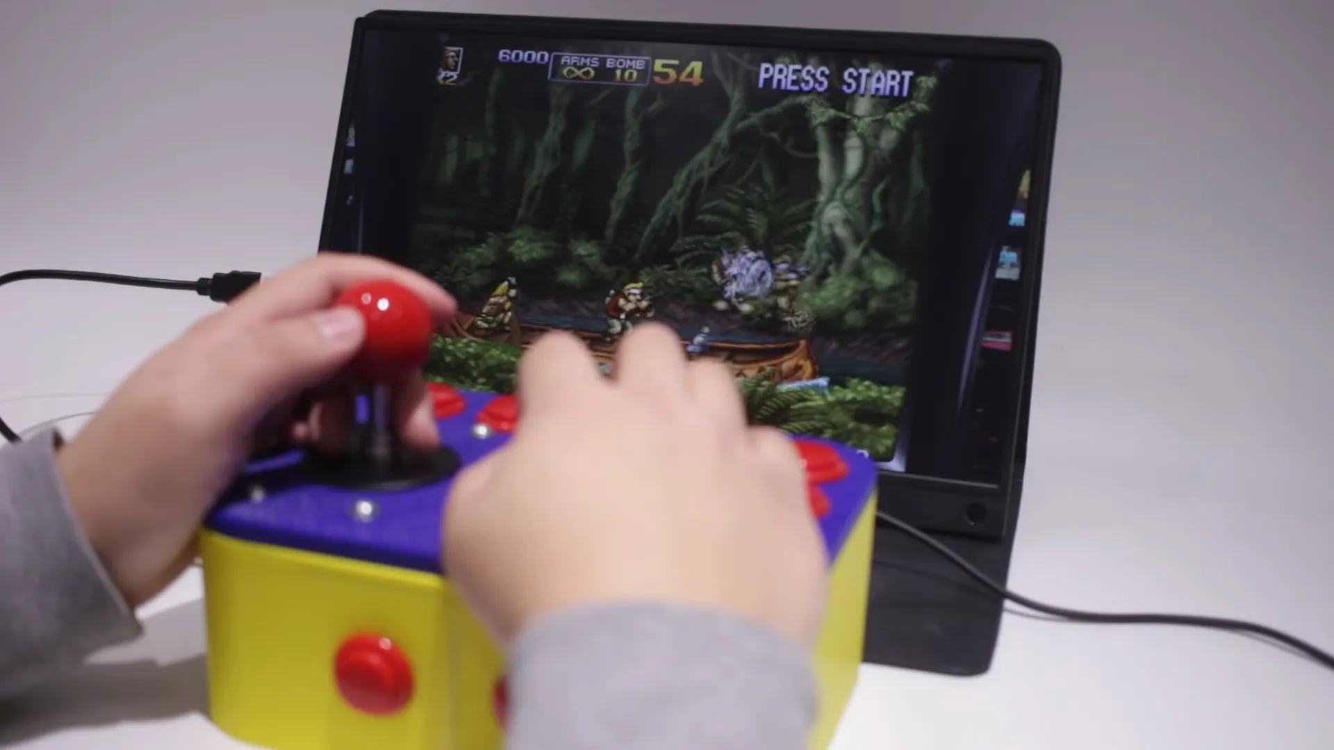 Một chiếc máy arcade mini được tạo từ Raspberry Pi, gợi nhớ đến các game thùng kinh điển như X-Men Arcade.