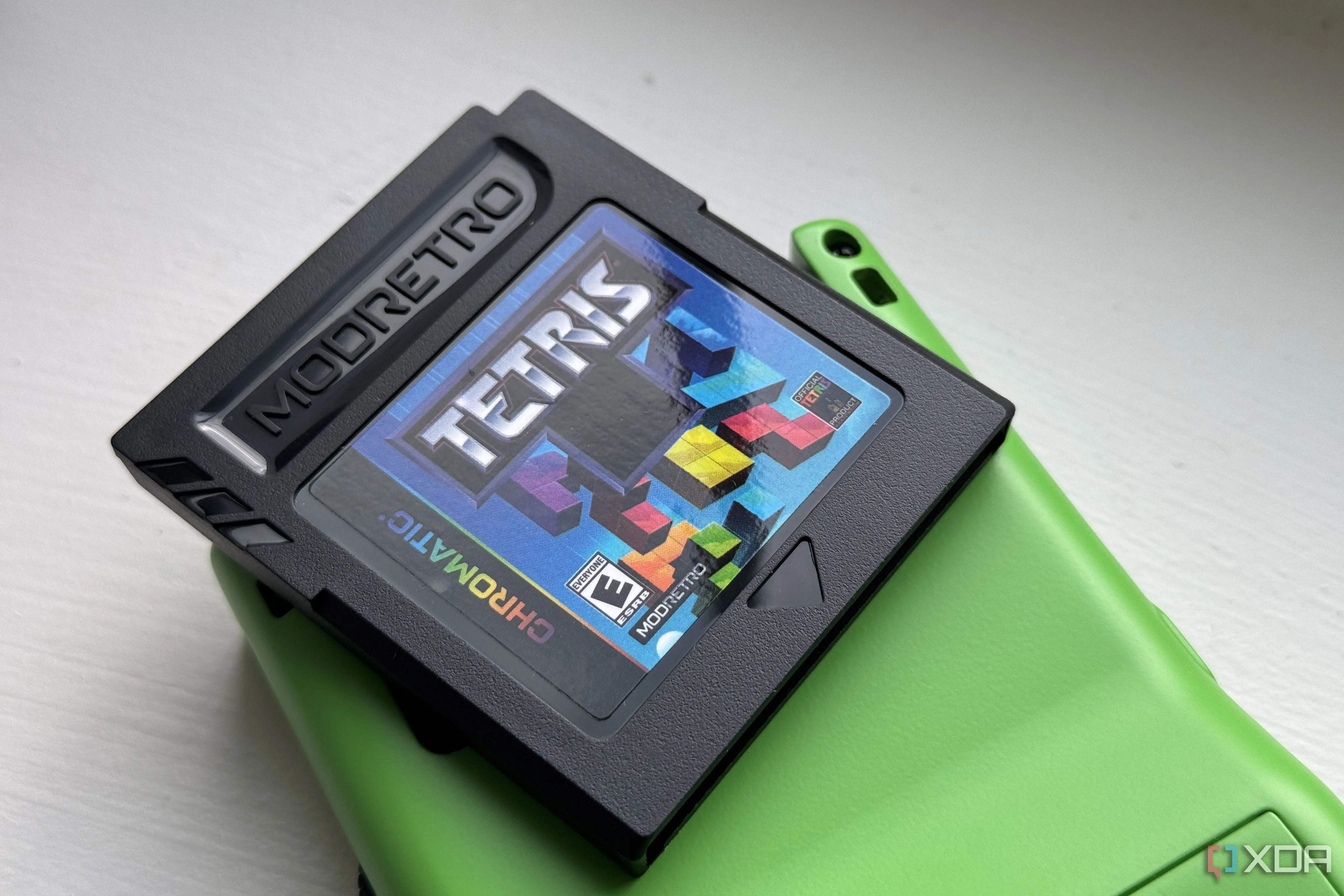 Một chiếc máy chơi game console retro với băng game được chèn vào, gợi nhớ về kỷ nguyên game thập niên 80