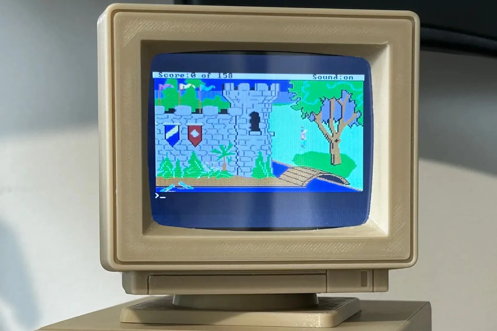 Một chiếc Raspberry Pi được đặt trong vỏ case PC retro đang chạy game, minh họa khả năng của Lakka biến thiết bị nhỏ gọn thành máy chơi game.