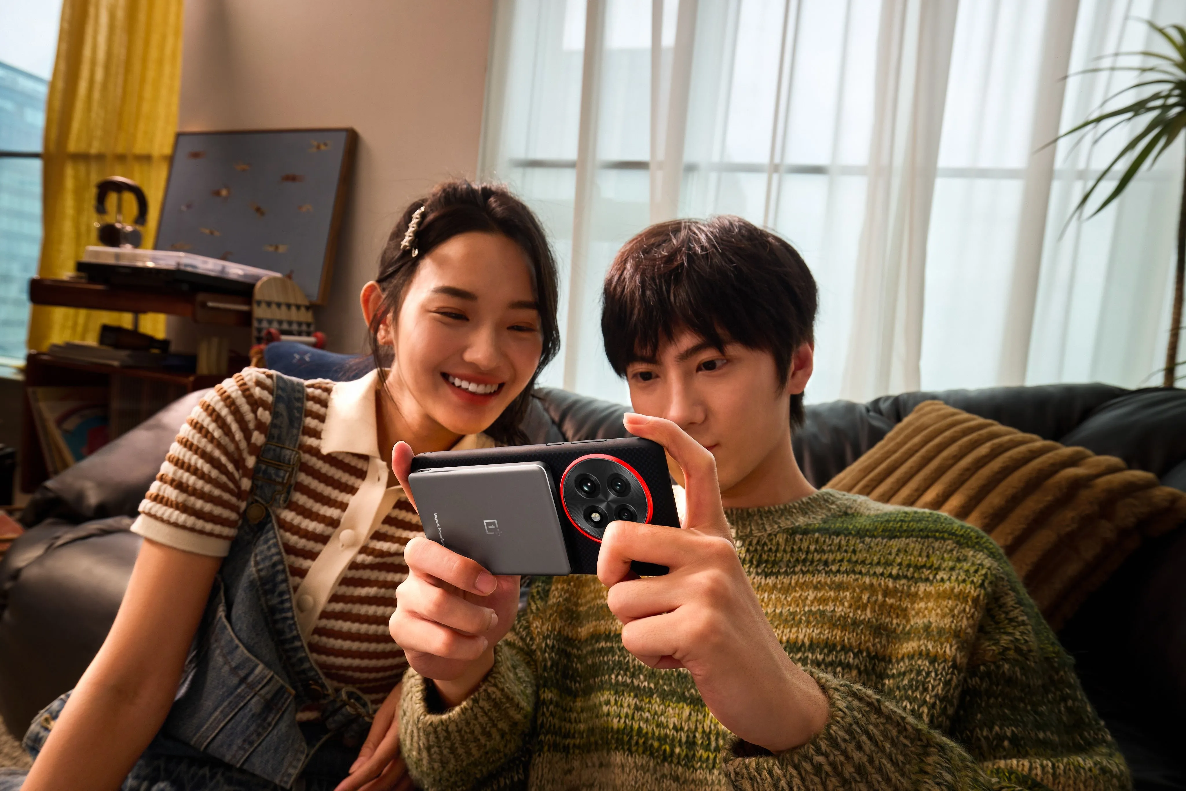 Một chiếc sạc dự phòng nam châm OnePlus Slim màu trắng trên nền tối, đại diện cho phụ kiện công nghệ của OnePlus