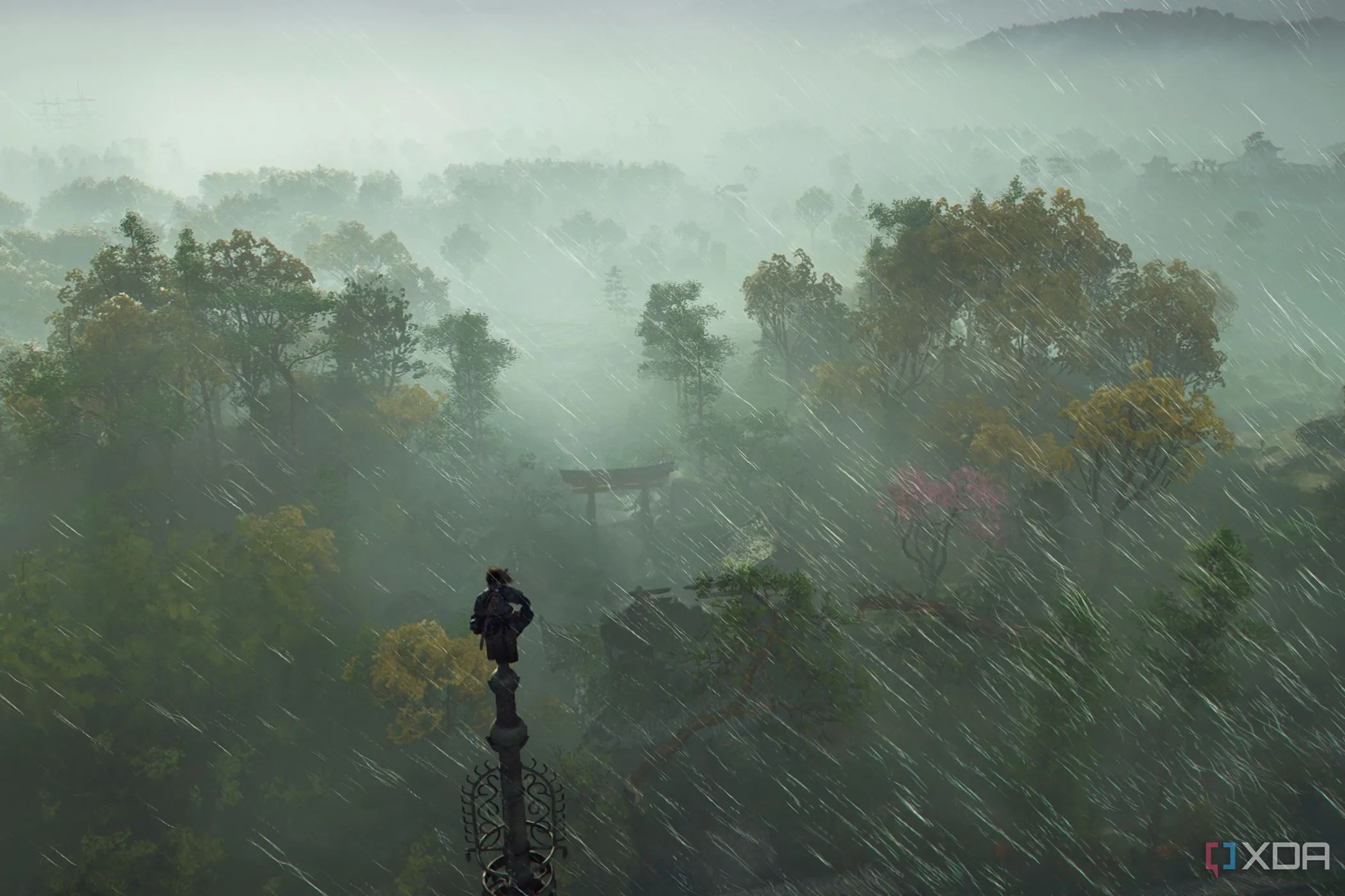 Một điểm đồng bộ hóa (Viewpoint) cao chót vót trong Assassin's Creed Shadows dưới màn mưa, nơi Naoe có thể khám phá và mở khóa bản đồ thế giới mở