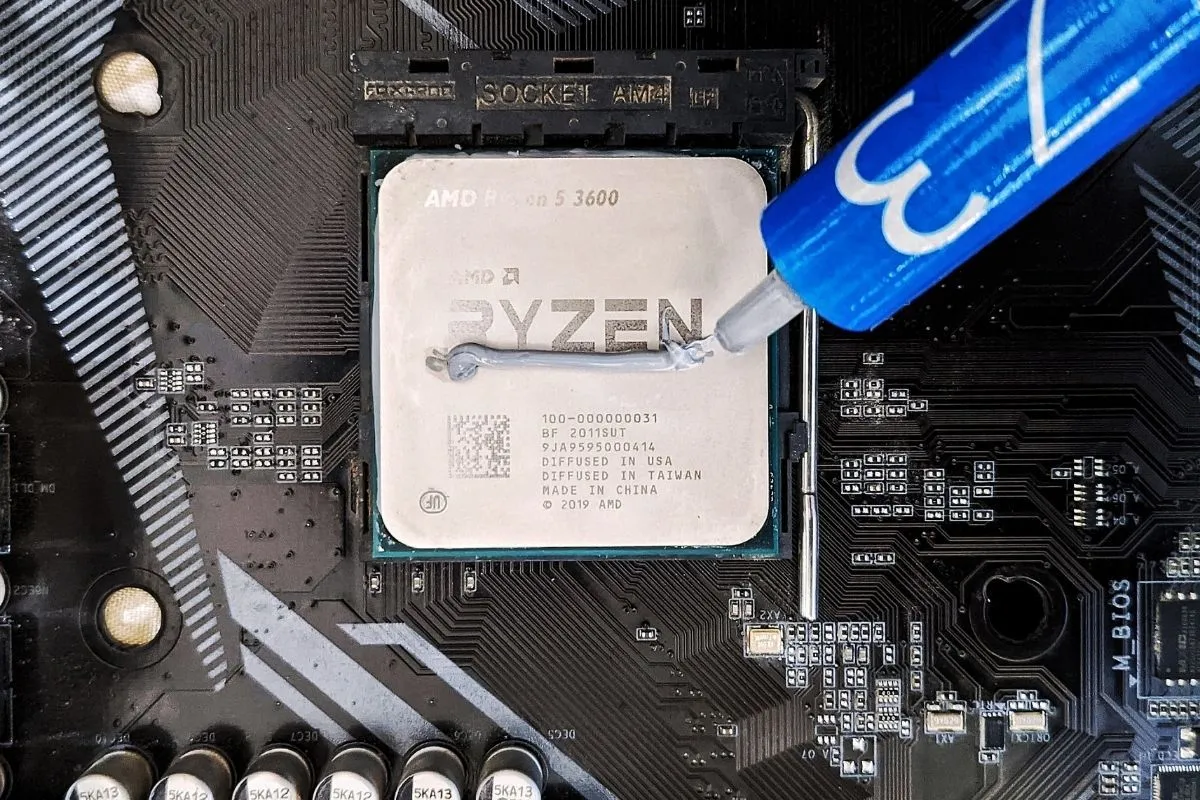 Một đường keo tản nhiệt chất lượng cao được thoa đều trên bề mặt CPU để tối ưu truyền nhiệt