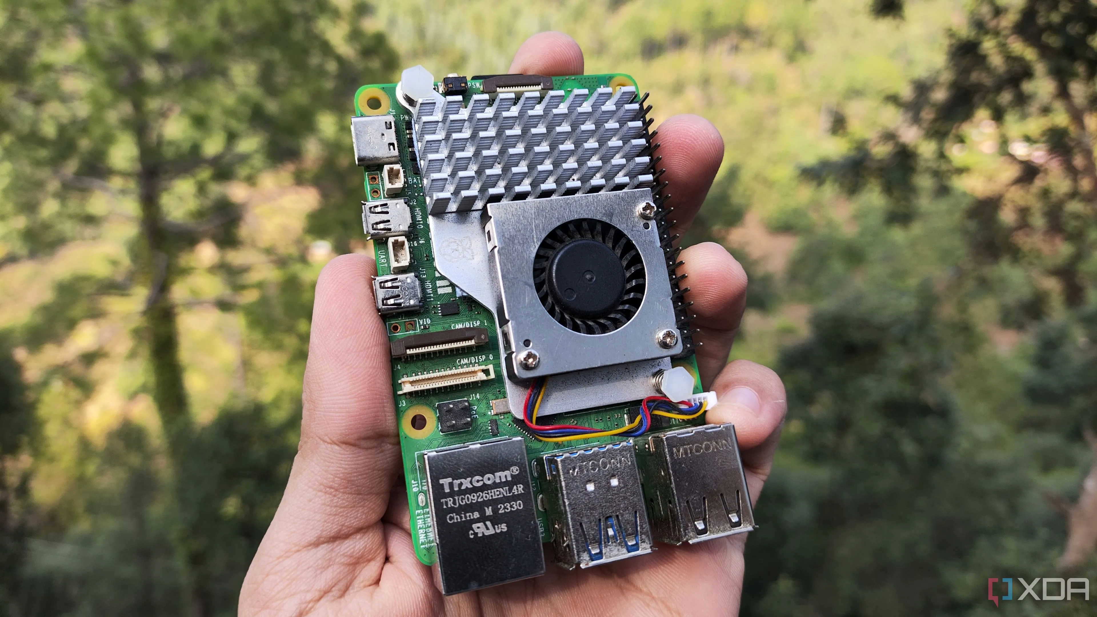 Một người cầm Raspberry Pi 5, thiết bị lý tưởng để xây dựng home server và tự host các ứng dụng