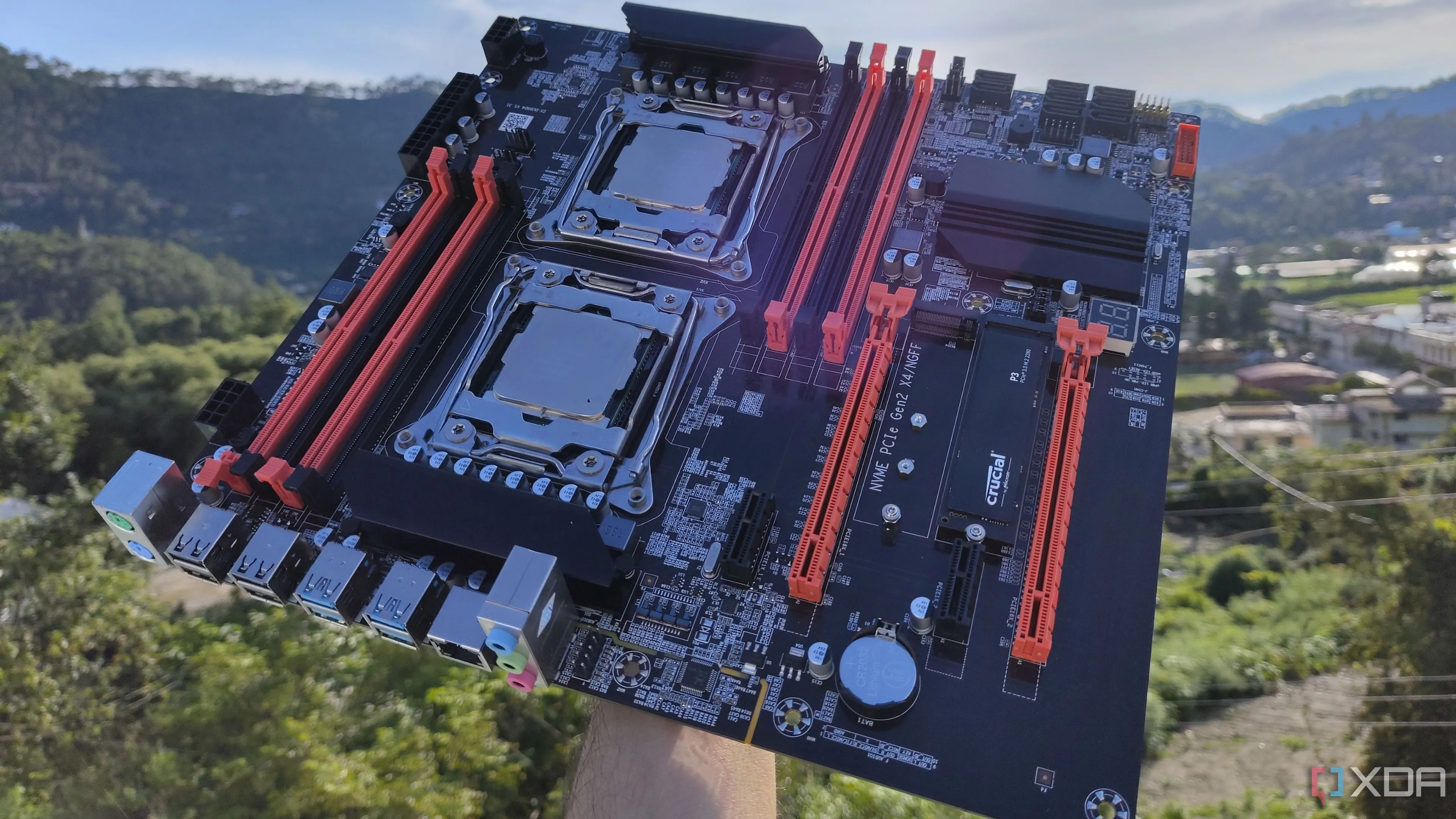 Một người đang cầm bo mạch chủ máy chủ X99 với hai CPU Intel Xeon được gắn sẵn, minh họa yêu cầu phần cứng mạnh cho ảo hóa lồng nhau