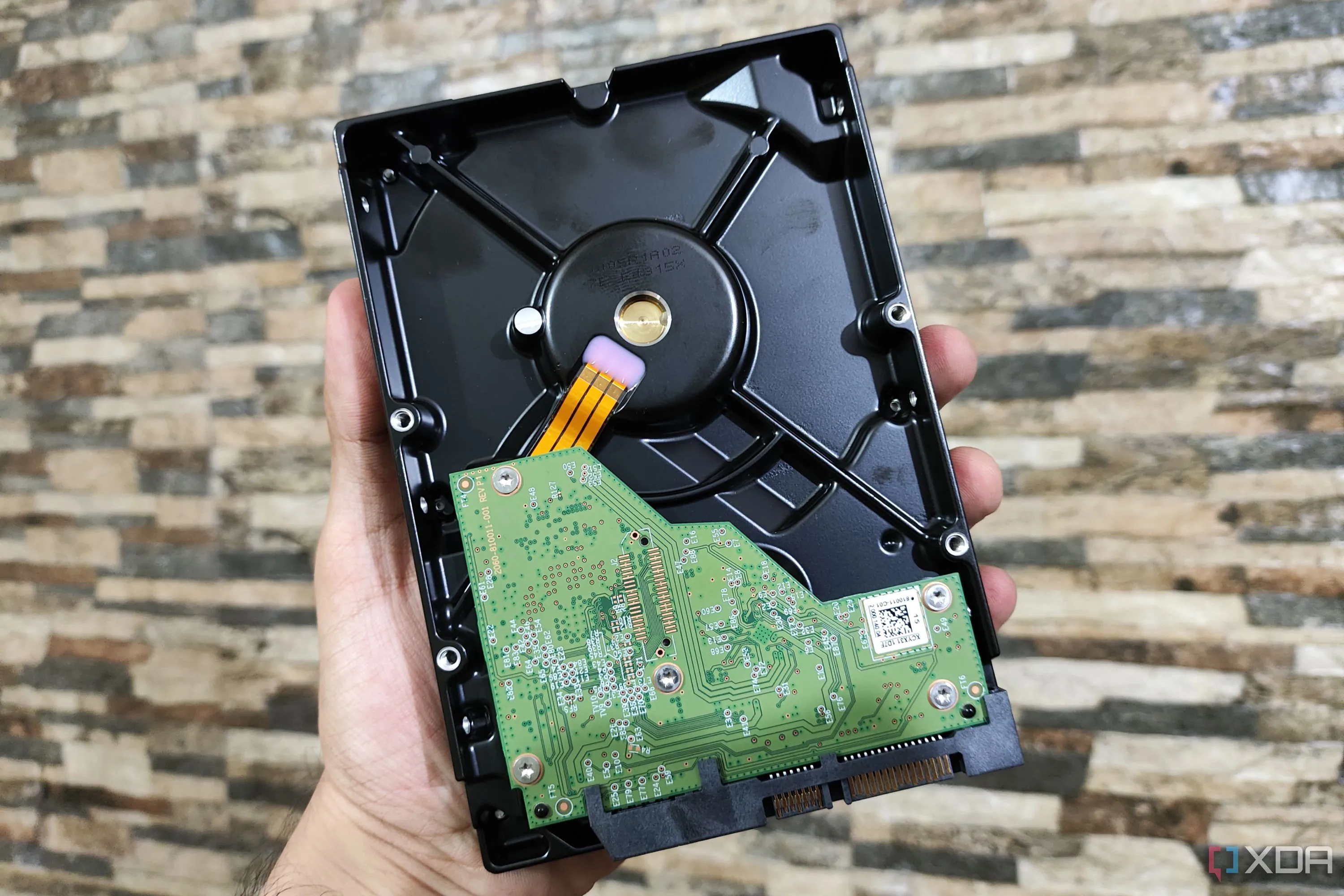 Một người đang cầm ổ cứng HDD WD Blue 2.5 inch, minh họa cho loại ổ cứng có thể tái sử dụng thành ổ di động.