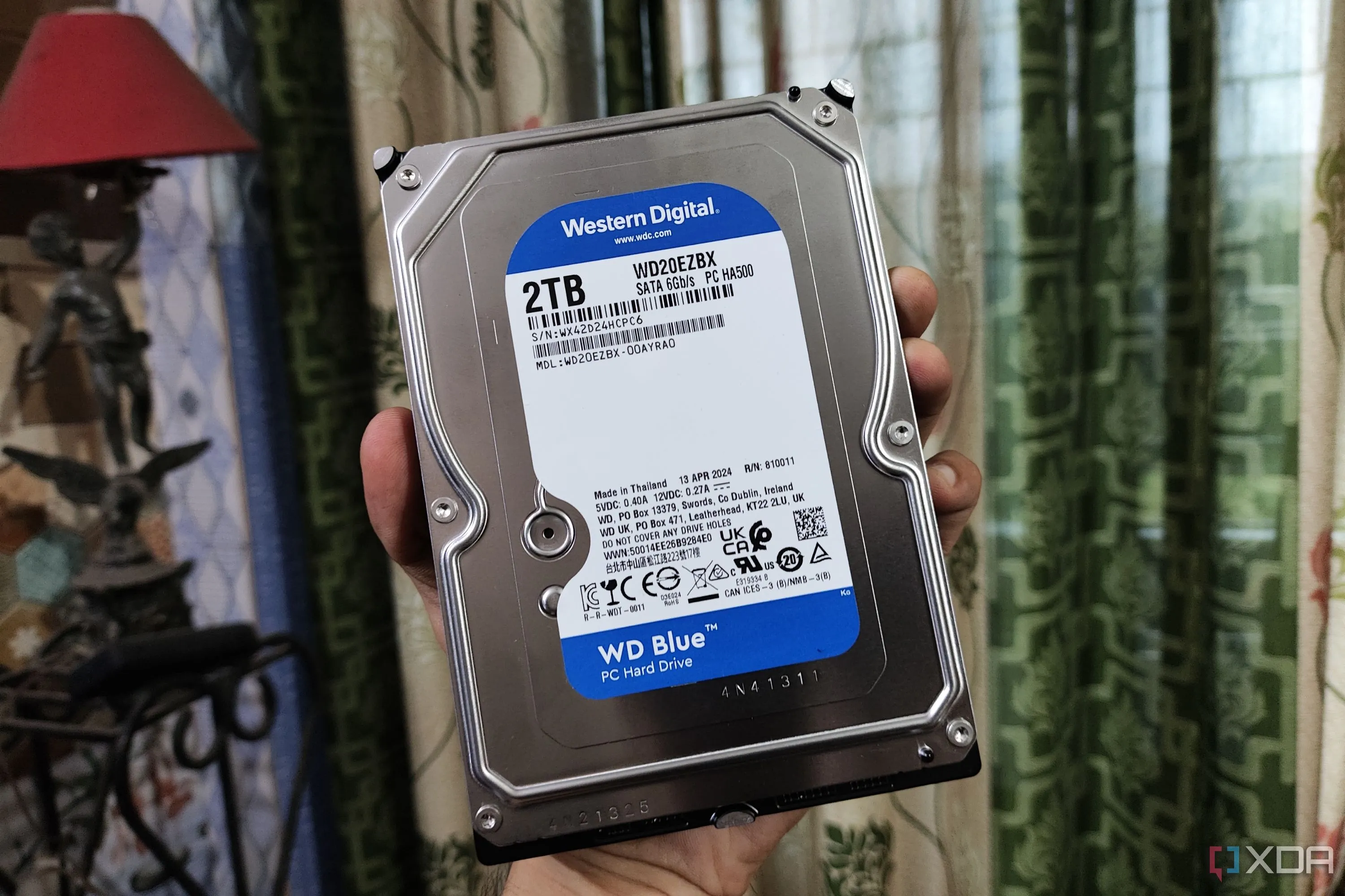 Một người đang cầm ổ cứng HDD WD Blue, minh họa cho việc kiểm tra sức khỏe của ổ cứng cũ trước khi sử dụng lâu dài.