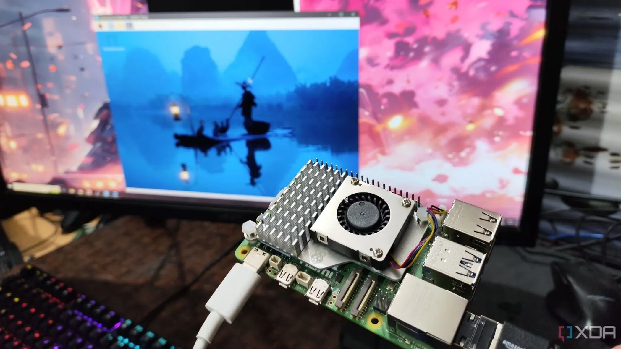 Một người đang cầm Raspberry Pi, thiết bị nhỏ gọn có thể dùng để tự host dashboard Grafana