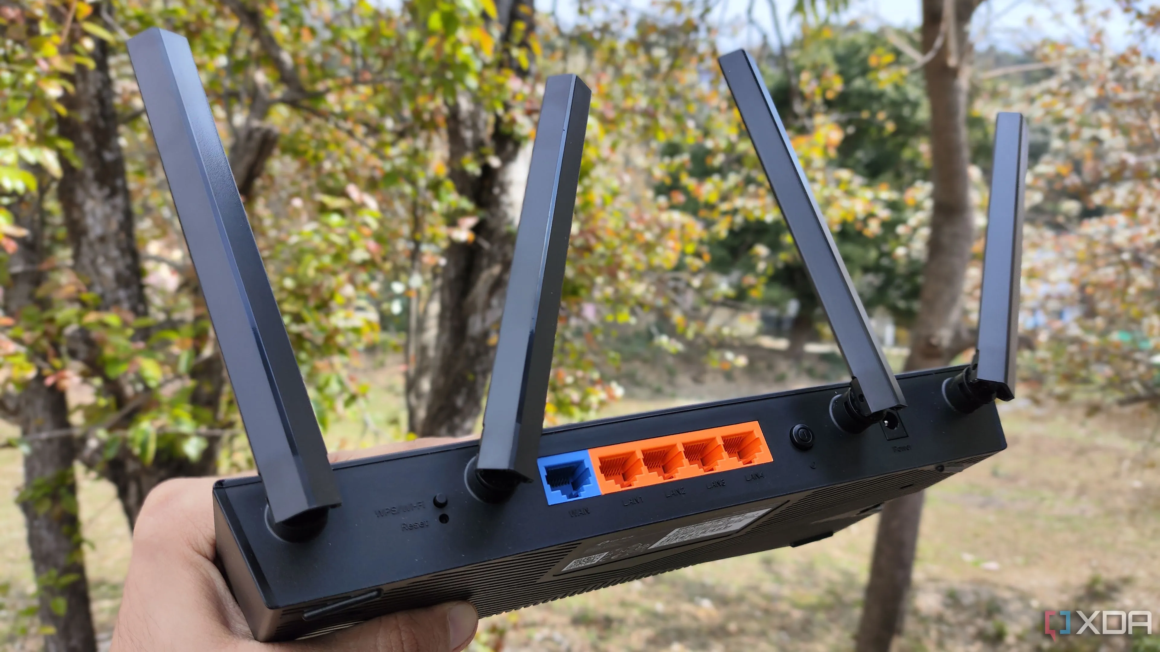 Một người đang cầm router TP-Link