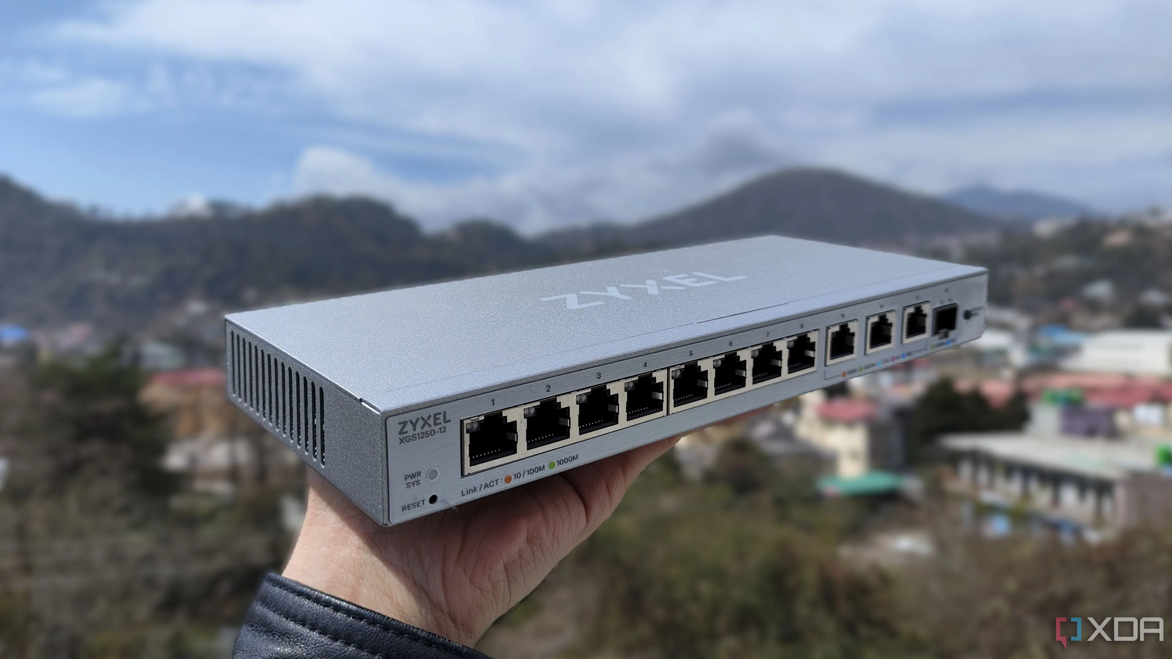 Một người đang cầm switch mạng Zyxel 2.5GbE, biểu tượng cho việc nâng cấp đơn giản nhưng hiệu quả cho mạng gia đình