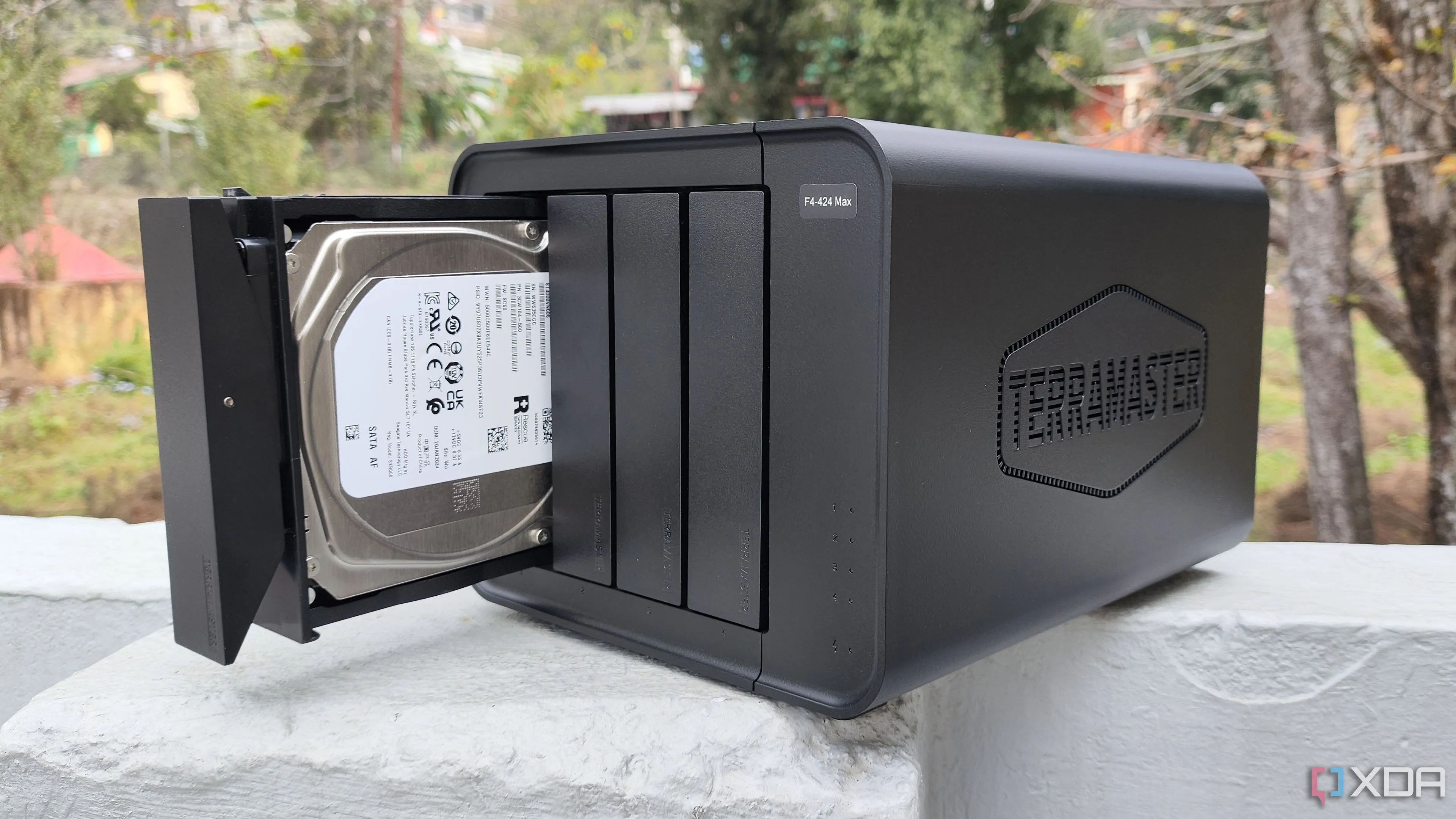 Một người đang cầm thiết bị NAS TerraMaster F4-424 Max