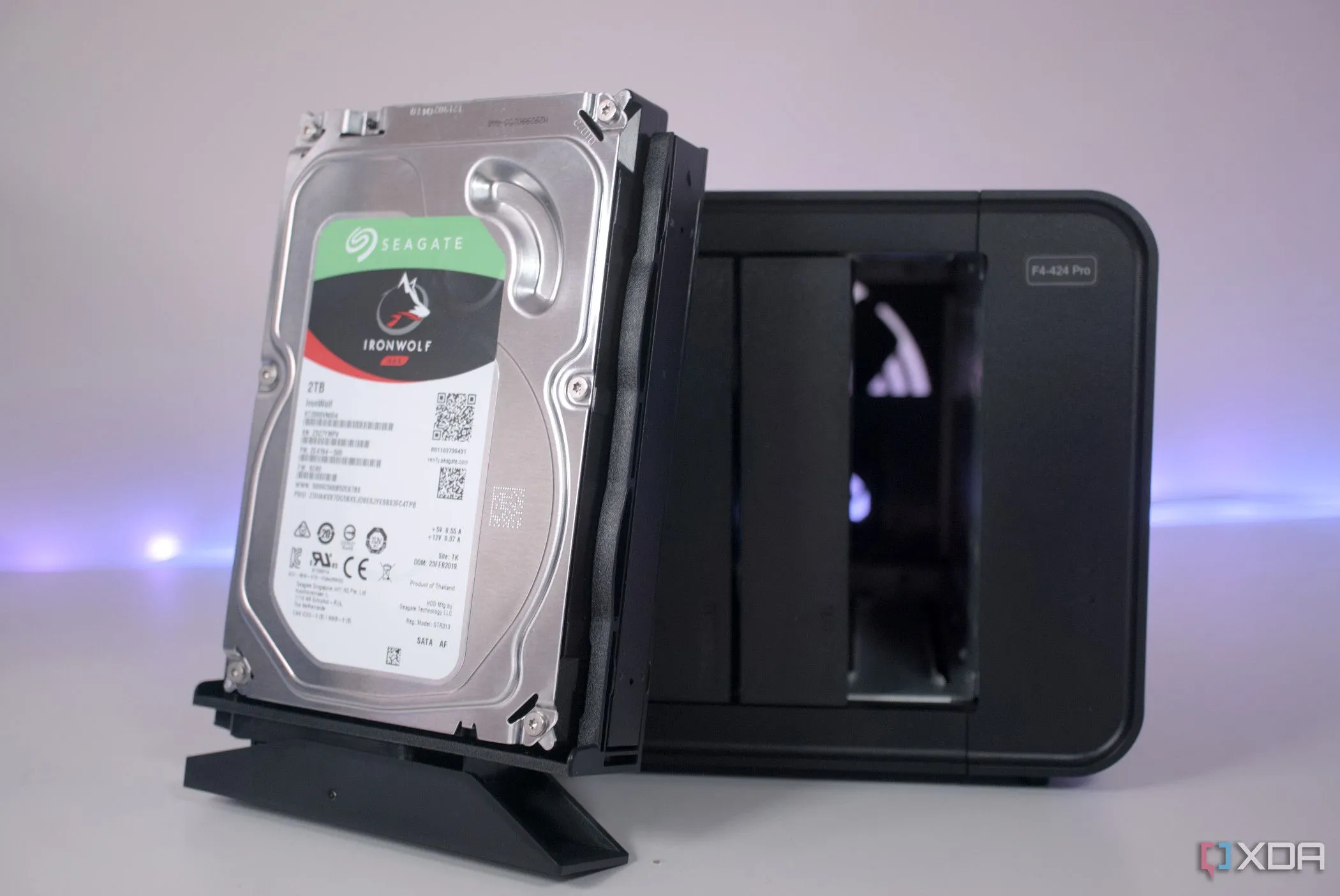 Một ổ cứng HDD được đặt phía trước thiết bị NAS TerraMaster F4-424 Pro, minh họa vai trò truyền thống của HDD trong lưu trữ dung lượng lớn, nhưng cũng đặt ra câu hỏi về hiệu quả chi phí so với SSD hiện nay.