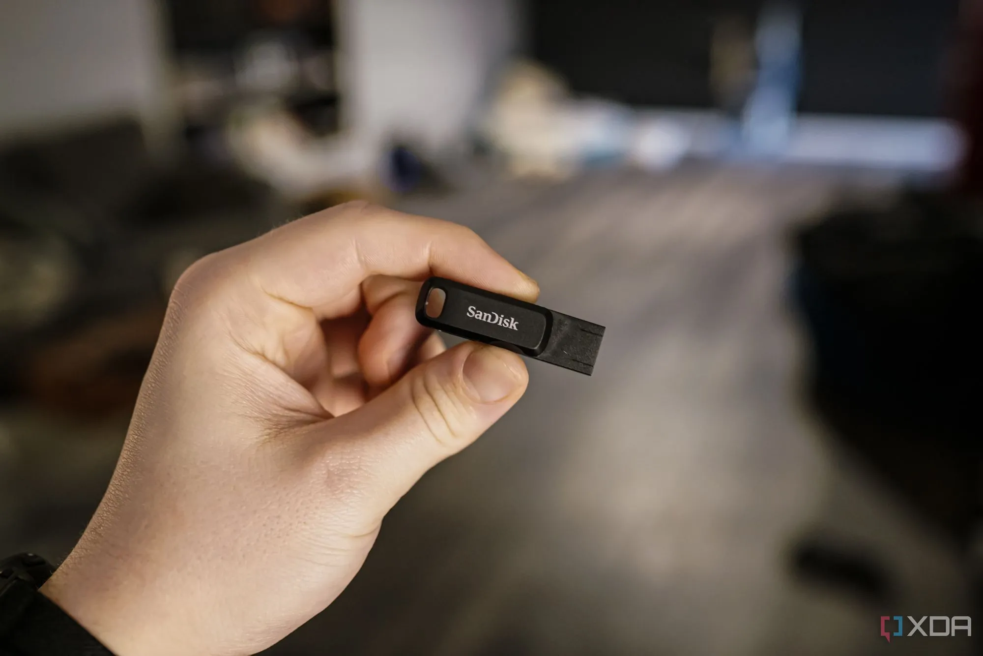 Một ổ USB flash, biểu tượng cho thiết bị lưu trữ di động dùng để tạo Live Linux USB, công cụ quan trọng trong việc cứu hộ và sửa lỗi máy tính.