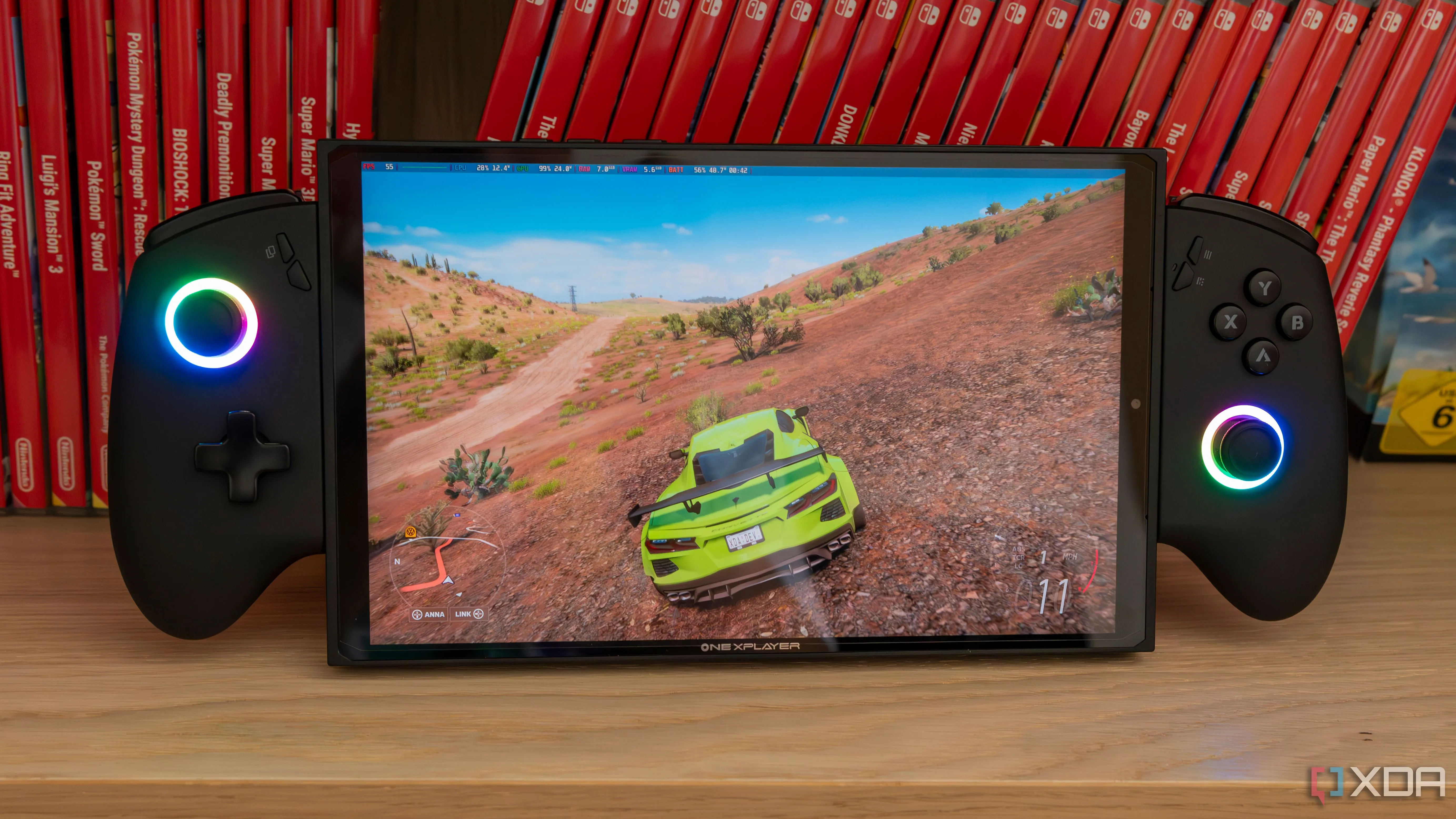 Một thiết bị chơi game cầm tay ONEXPLAYER X1 Mini đang chạy game Forza Horizon 5 trên hệ điều hành Bazzite