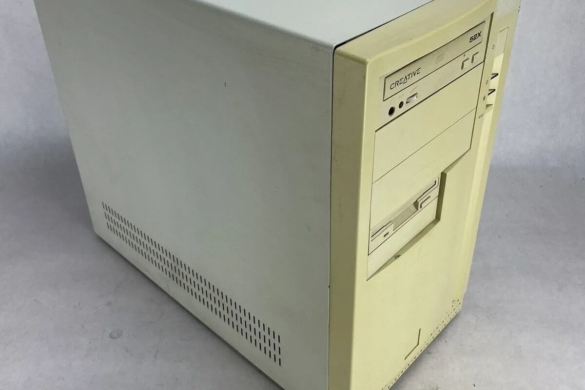 Một vỏ case PC cổ điển, màu be điển hình từ những năm đầu của kỷ nguyên máy tính cá nhân, là nền tảng cho nhiều bản mod PC sơ khai.