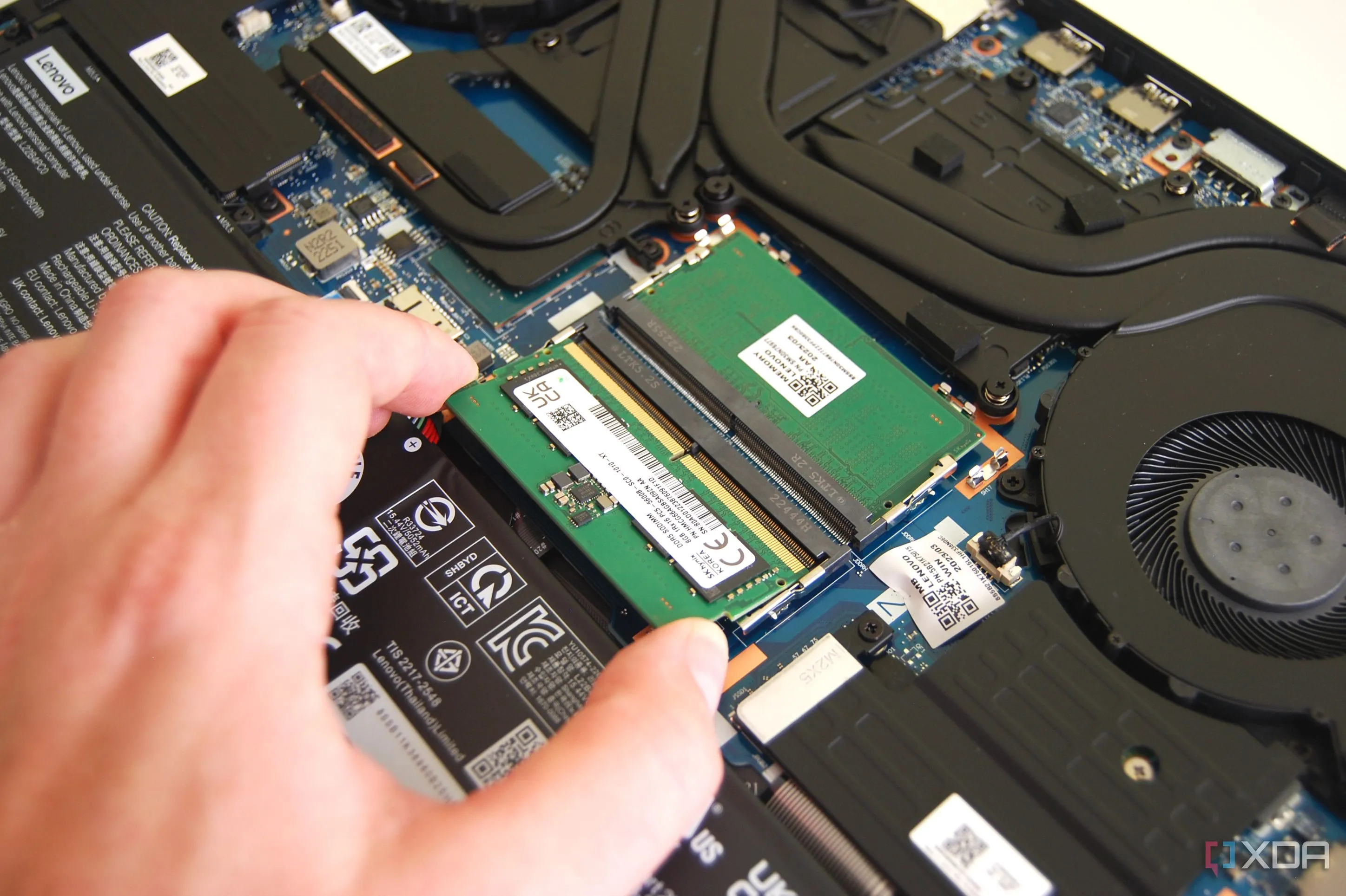 Nâng cấp RAM laptop Lenovo Legion Pro 5i, tháo thanh RAM cũ để thay thế