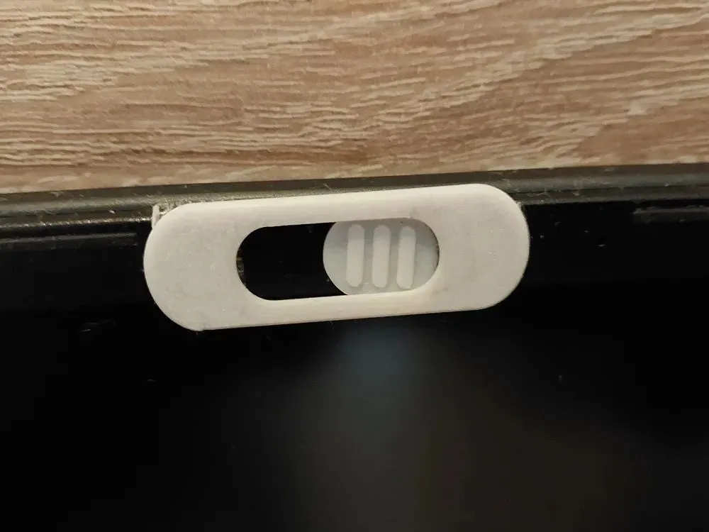 Nắp che webcam trượt được in 3D, đảm bảo quyền riêng tư trên máy tính