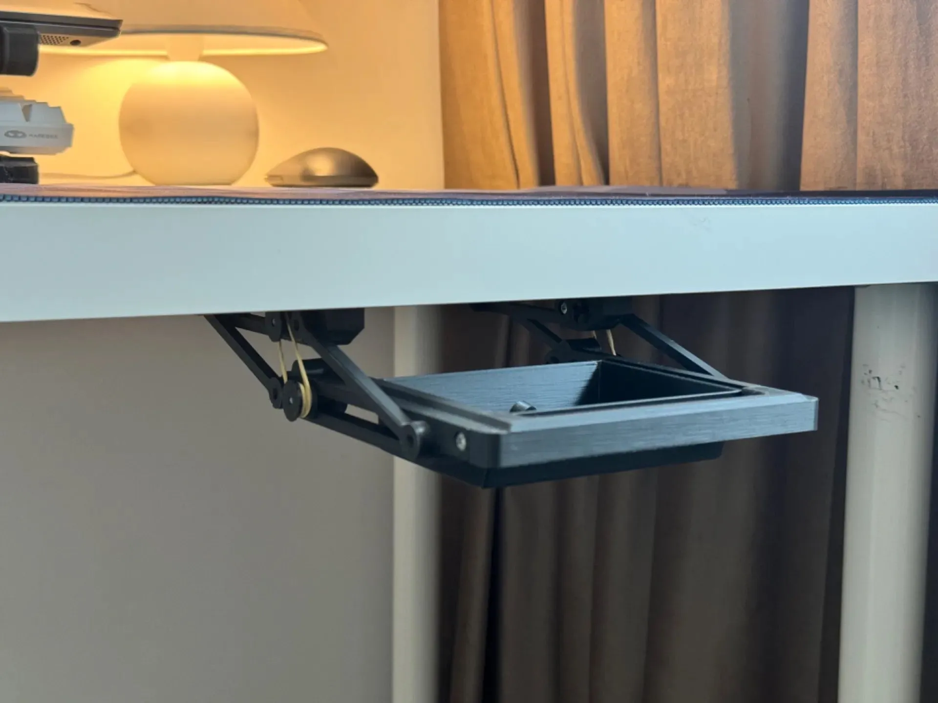 Ngăn kéo ẩn in 3D được gắn dưới gầm bàn, giúp cất giữ vật dụng nhỏ gọn gàng