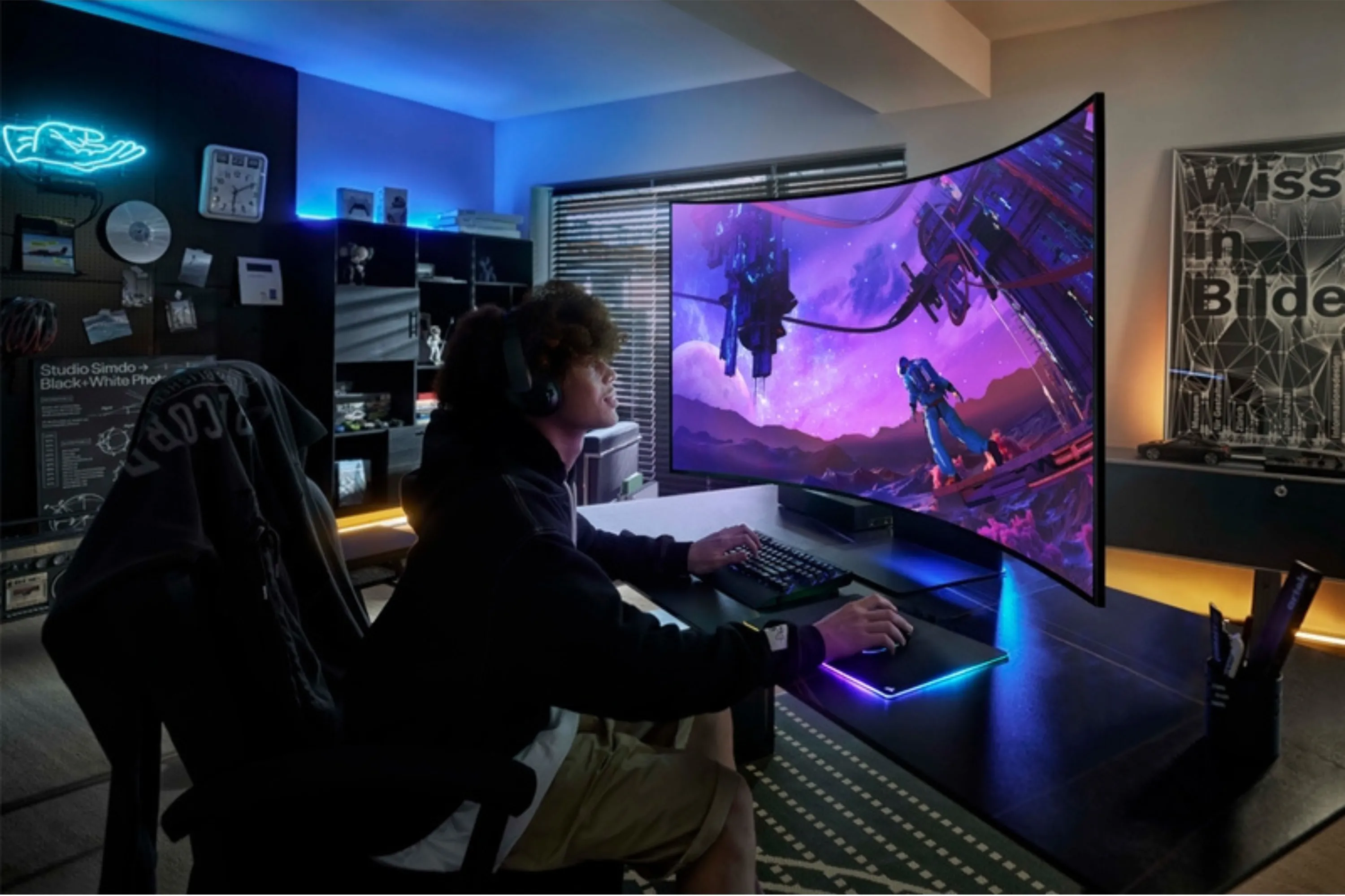 Người chơi game trải nghiệm màn hình cong Samsung Odyssey Ark 55 inch