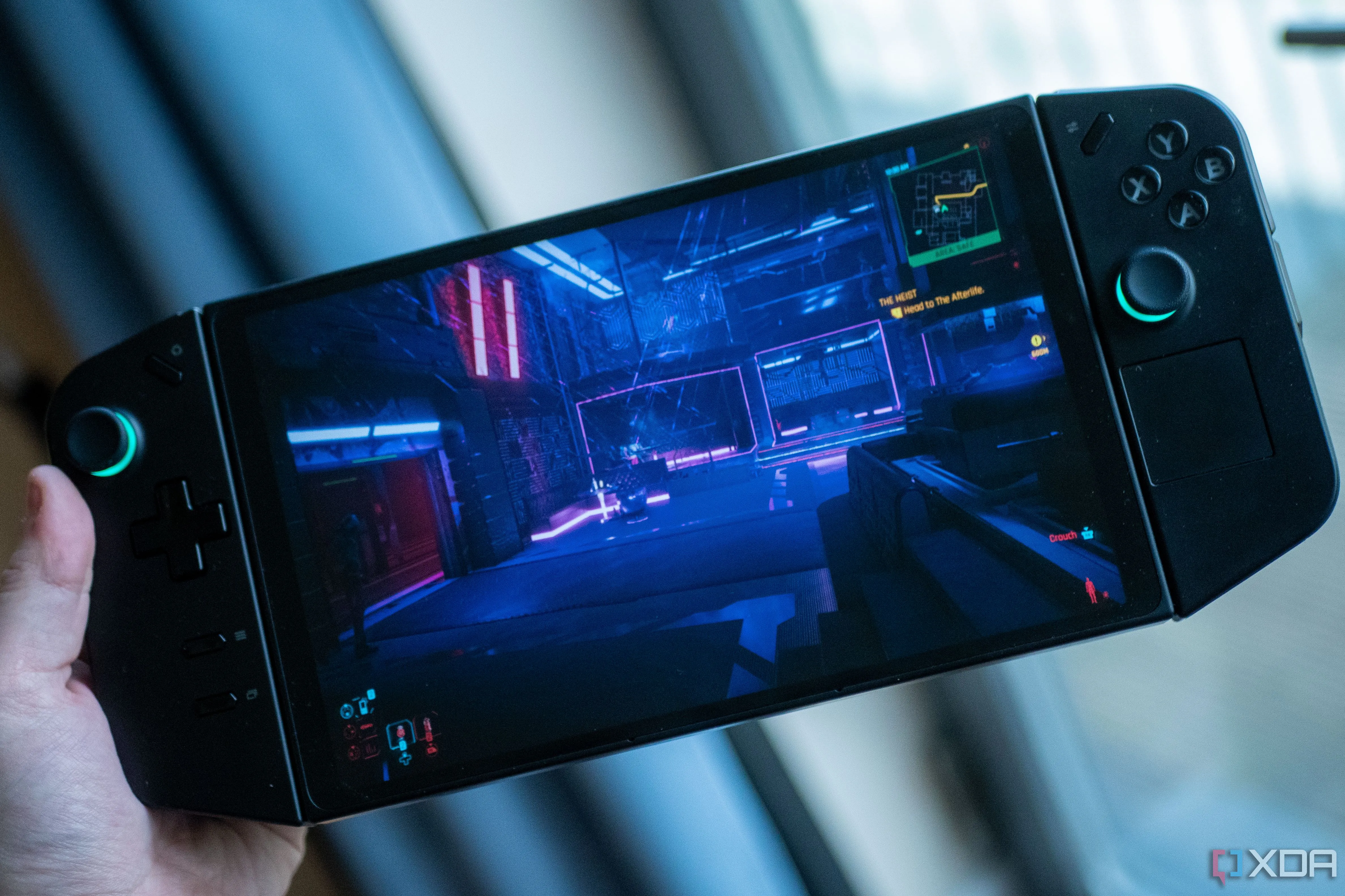 Người chơi trải nghiệm Cyberpunk 2077 trên thiết bị chơi game cầm tay Lenovo Legion Go.