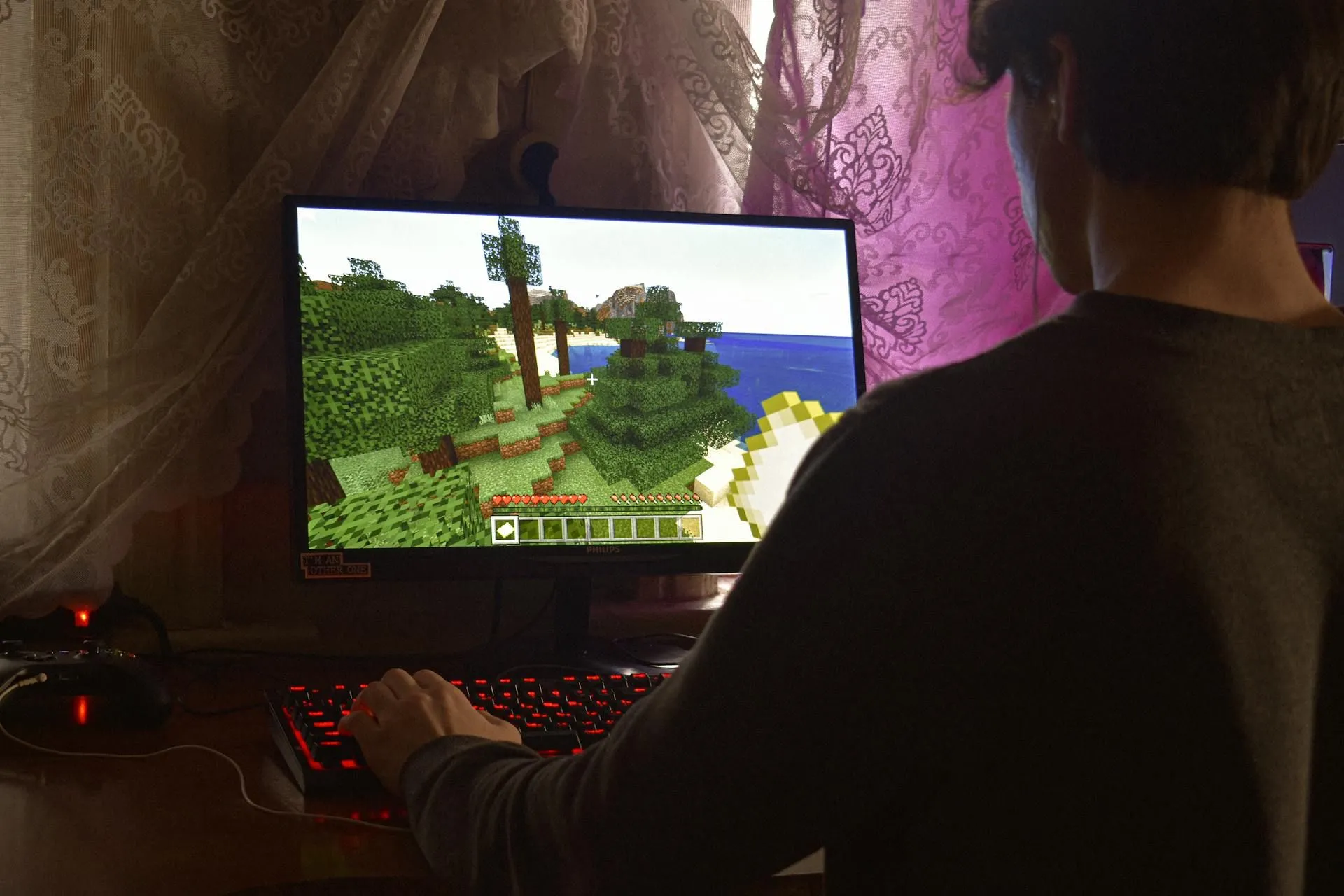 Người chơi trải nghiệm game giải trí trên laptop, tượng trưng cho cơ hội nhận game miễn phí trên Steam