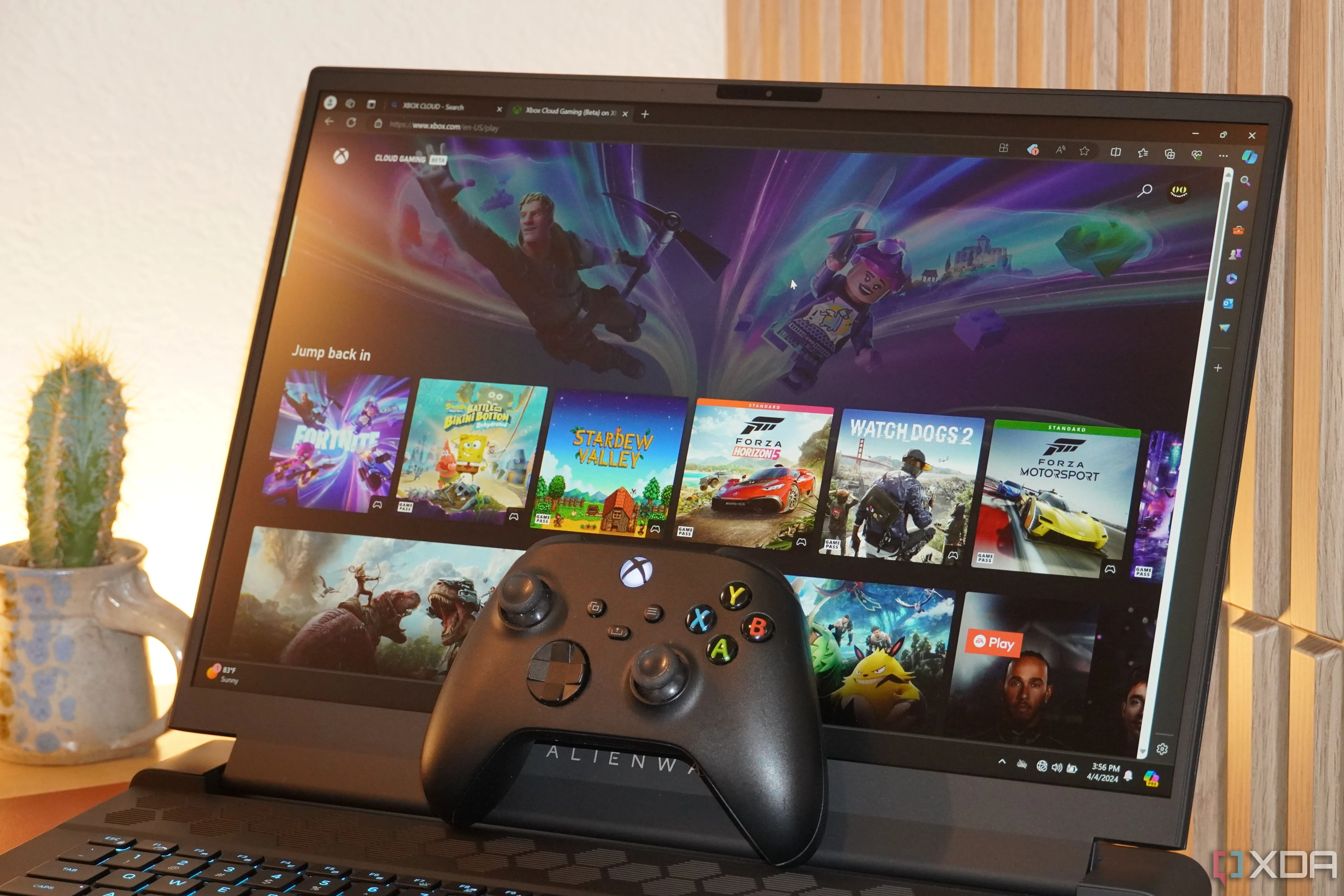 Người chơi trải nghiệm Xbox Cloud Gaming trên laptop gaming Alienware