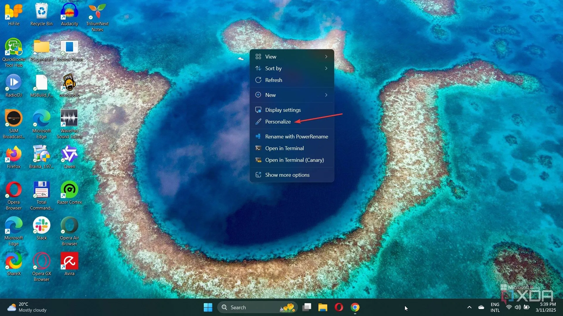 Người dùng cá nhân hóa hình nền trên desktop của Windows 11, minh họa khả năng tùy chỉnh giao diện màn hình ảo