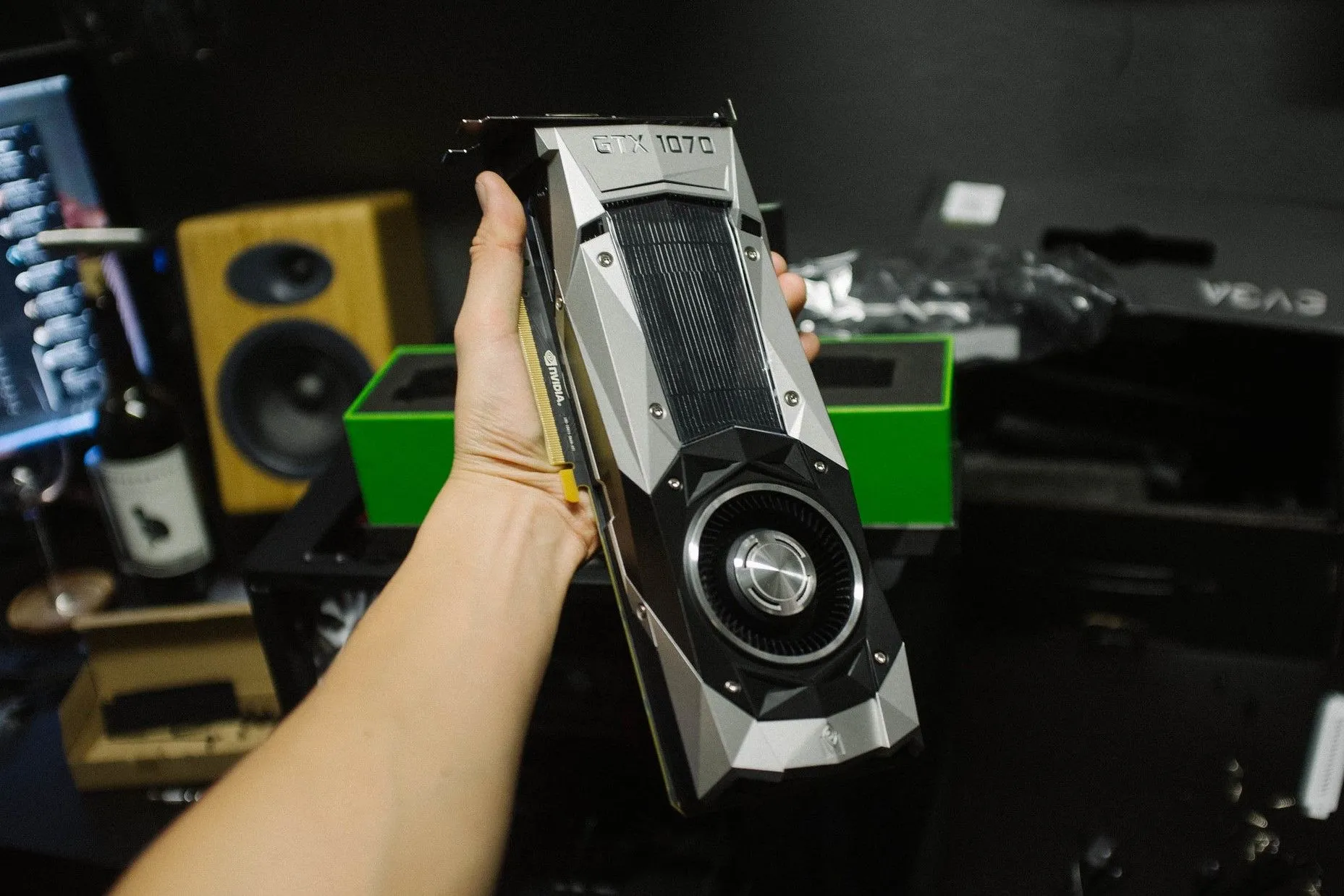 Người dùng cầm card đồ họa GTX 1070 Founder's Edition, khẳng định niềm tin vào việc mua GPU cũ chất lượng tốt.