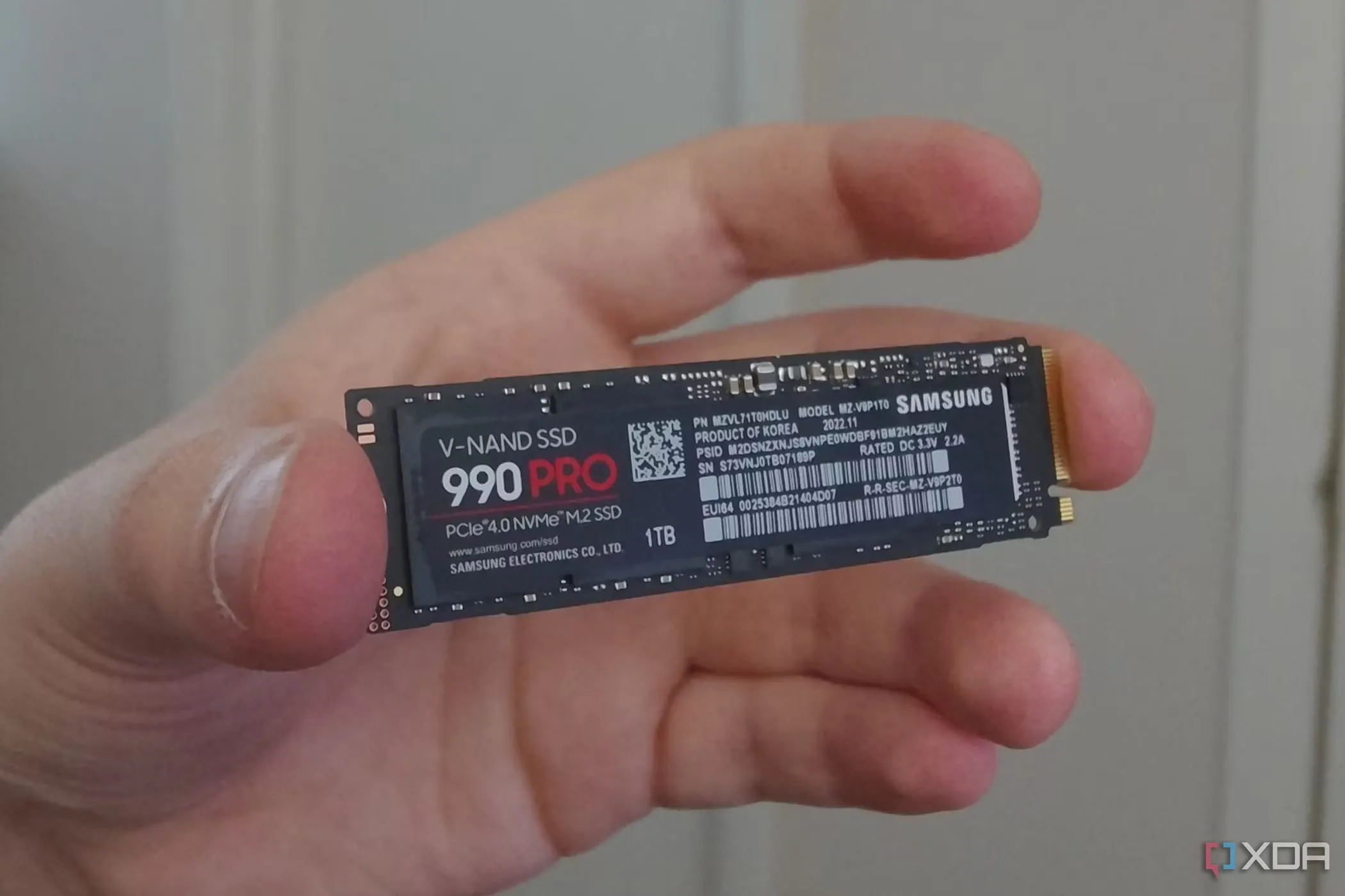 Người dùng cầm trên tay ổ cứng SSD Samsung 990 Pro, biểu tượng của việc nâng cấp hiệu suất máy tính.