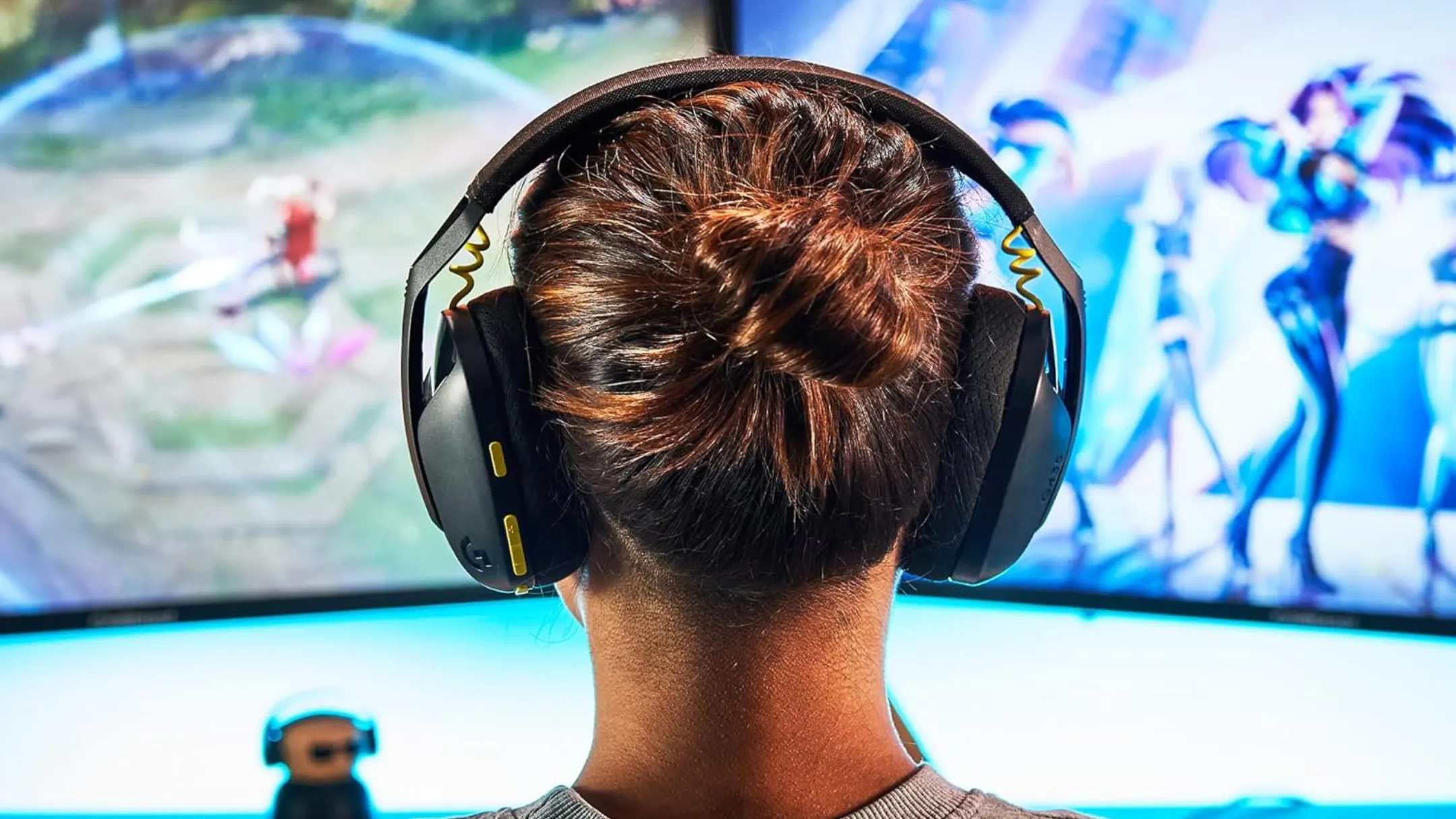 Người dùng đang đeo tai nghe gaming không dây Logitech G435 LIGHTSPEED, minh họa việc sử dụng thiết bị Bluetooth với máy tính.