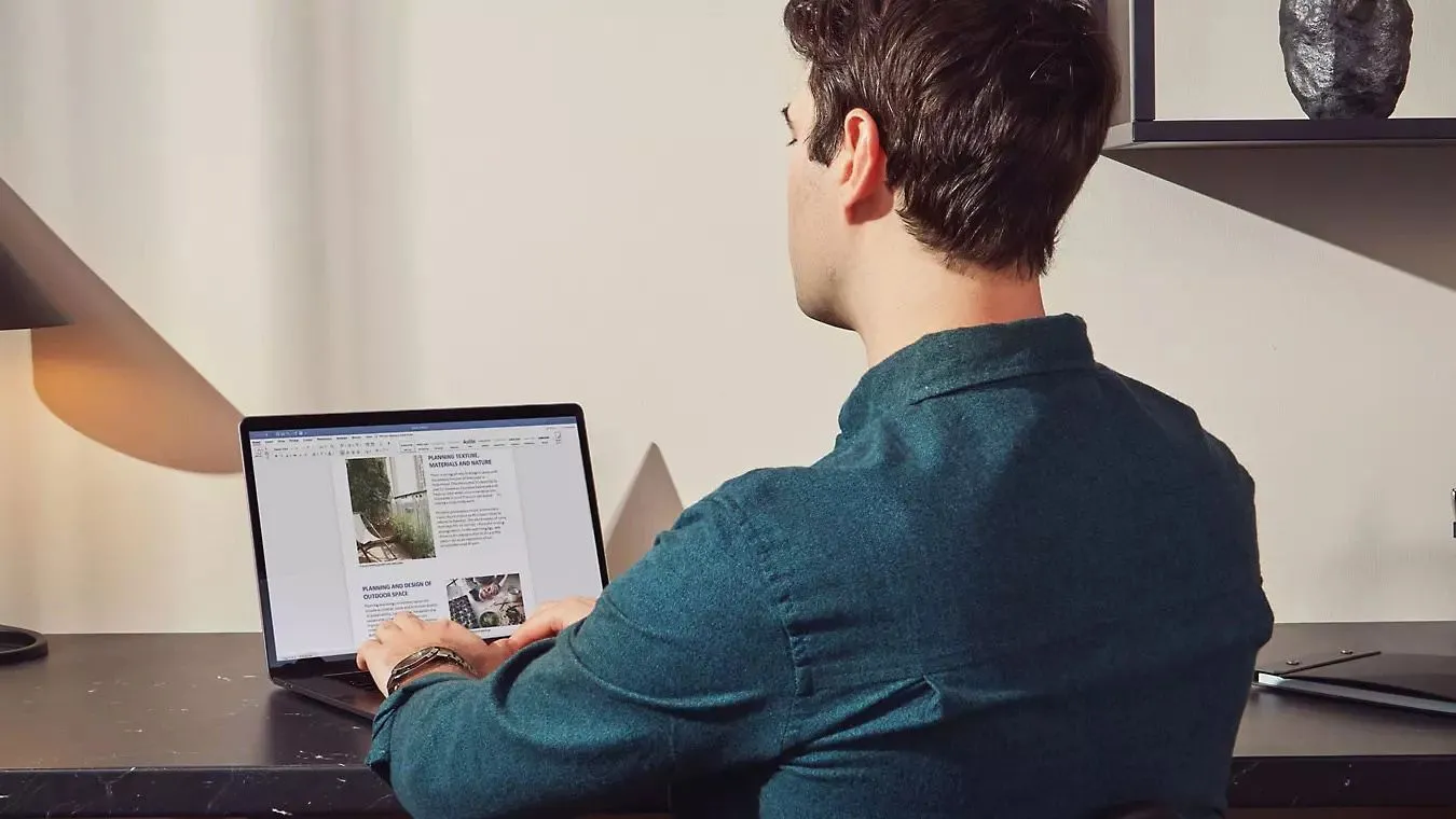 Người dùng đang làm việc trên Microsoft Word, minh họa các thao tác sắp xếp dữ liệu và chuẩn bị áp dụng công thức vào bảng