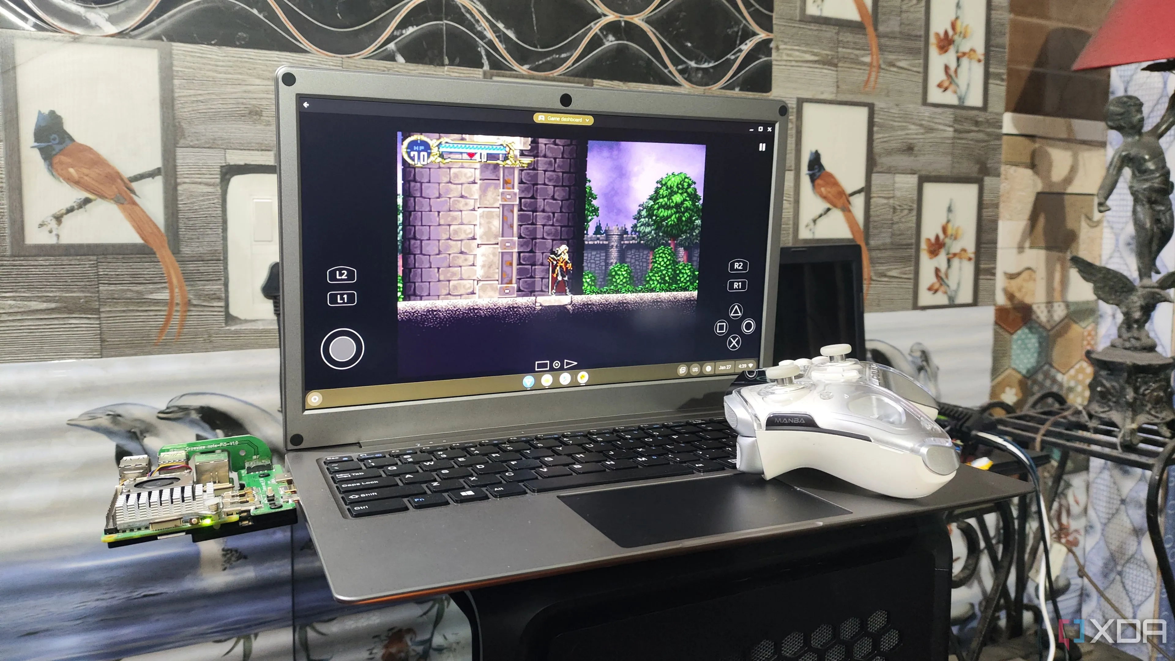 Người dùng đang trải nghiệm game Castlevania: Symphony of the Night được giả lập trên bo mạch Raspberry Pi