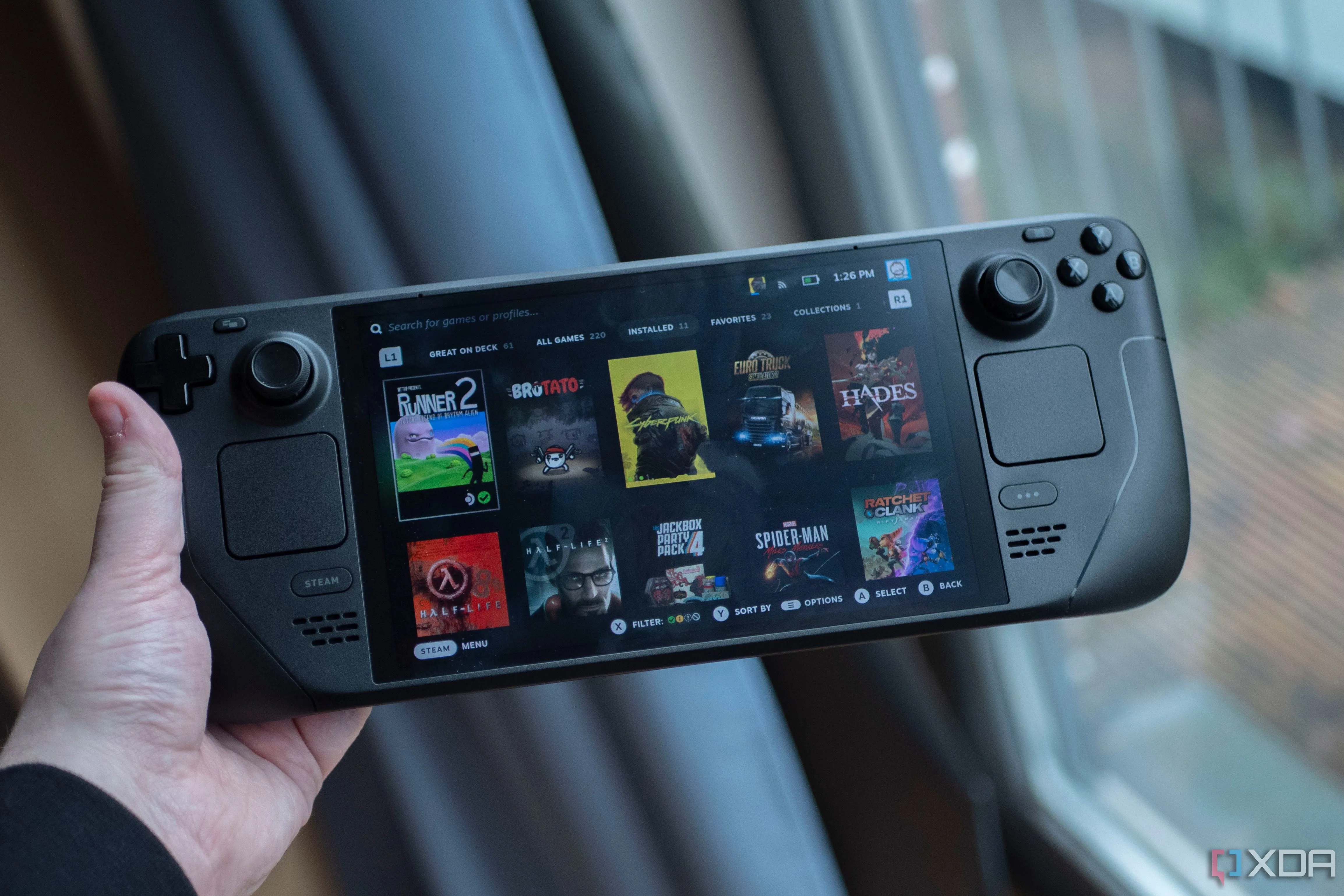 Người dùng trải nghiệm Steam Deck OLED, biểu tượng của các chương trình giảm giá game trên Steam Summer Sale.