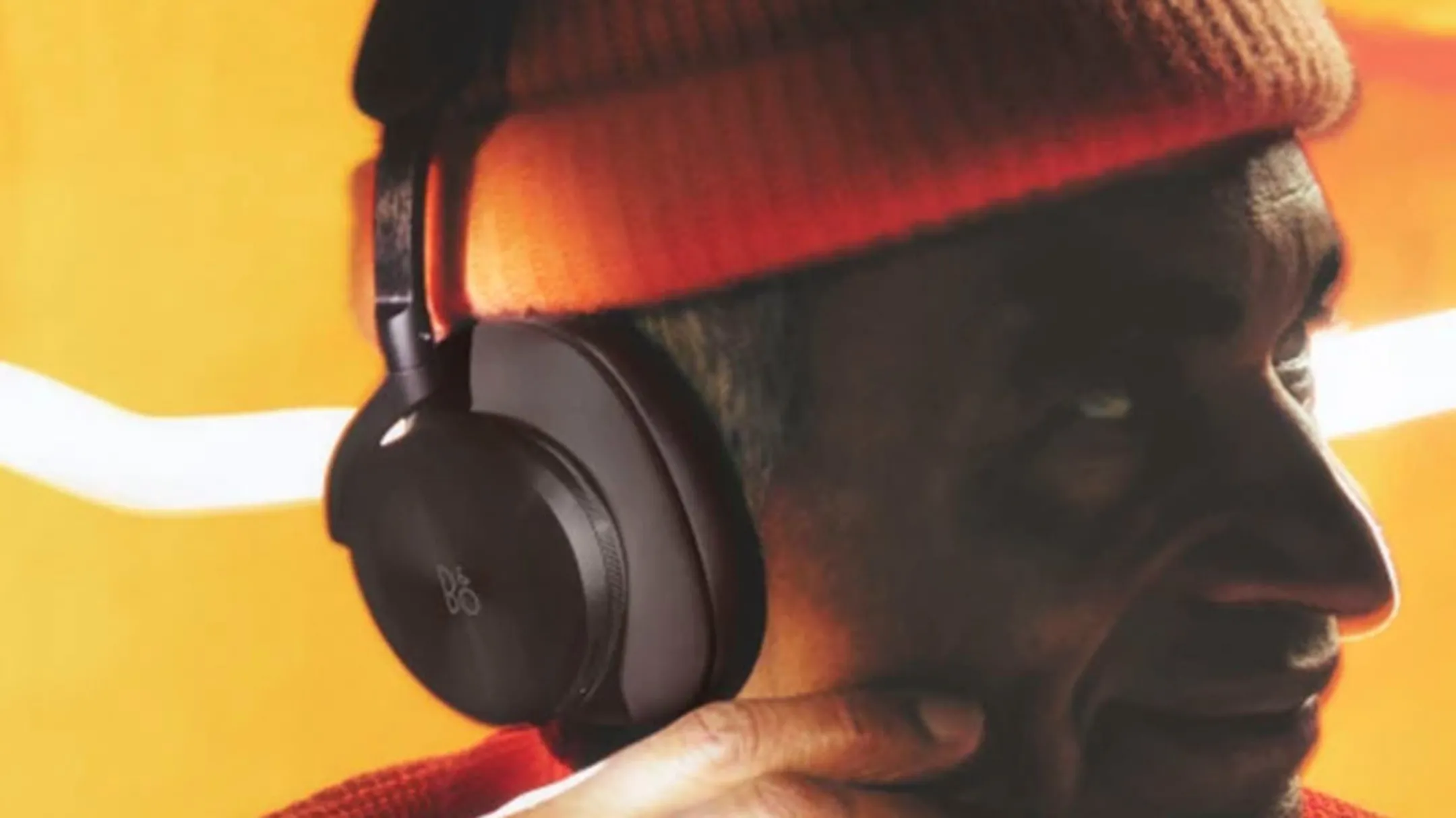 Người dùng trải nghiệm tai nghe chống ồn Bang &amp; Olufsen Beoplay H95 với thiết kế over-ear thoải mái