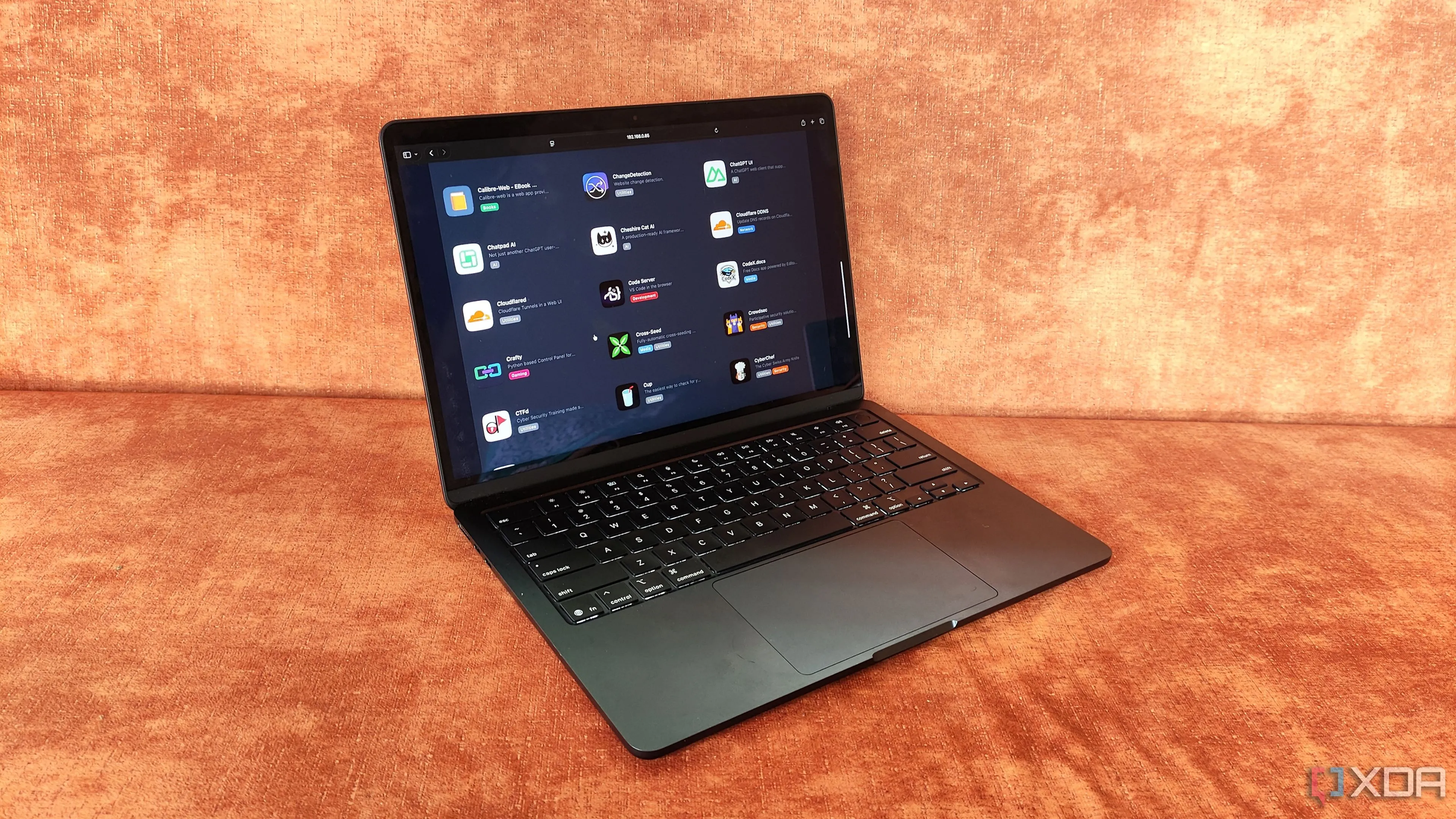 Người dùng truy cập giao diện Runtipi từ MacBook như một giải pháp self-hosting khác