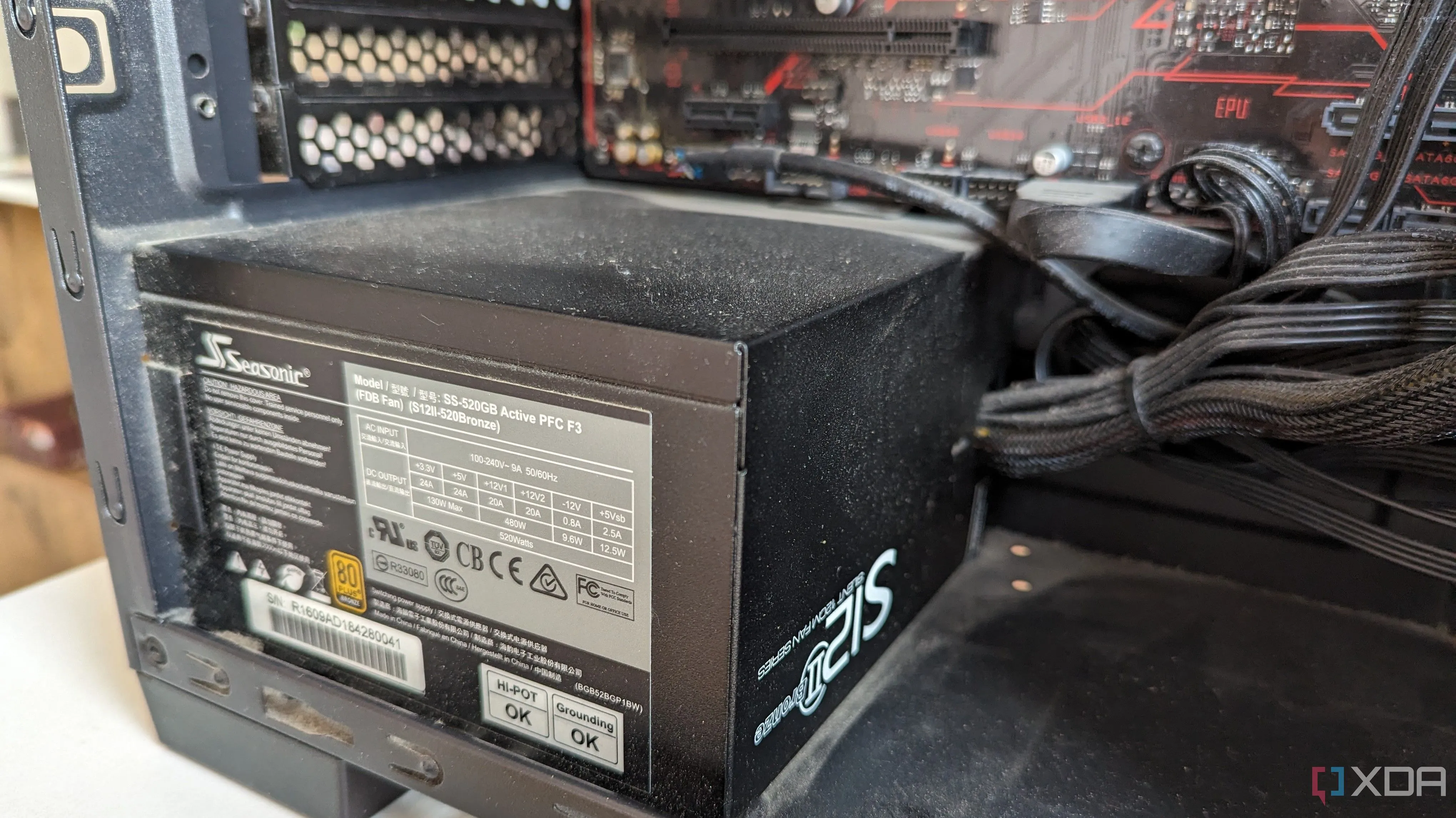 Nguồn máy tính (PSU) bên trong một case PC gaming