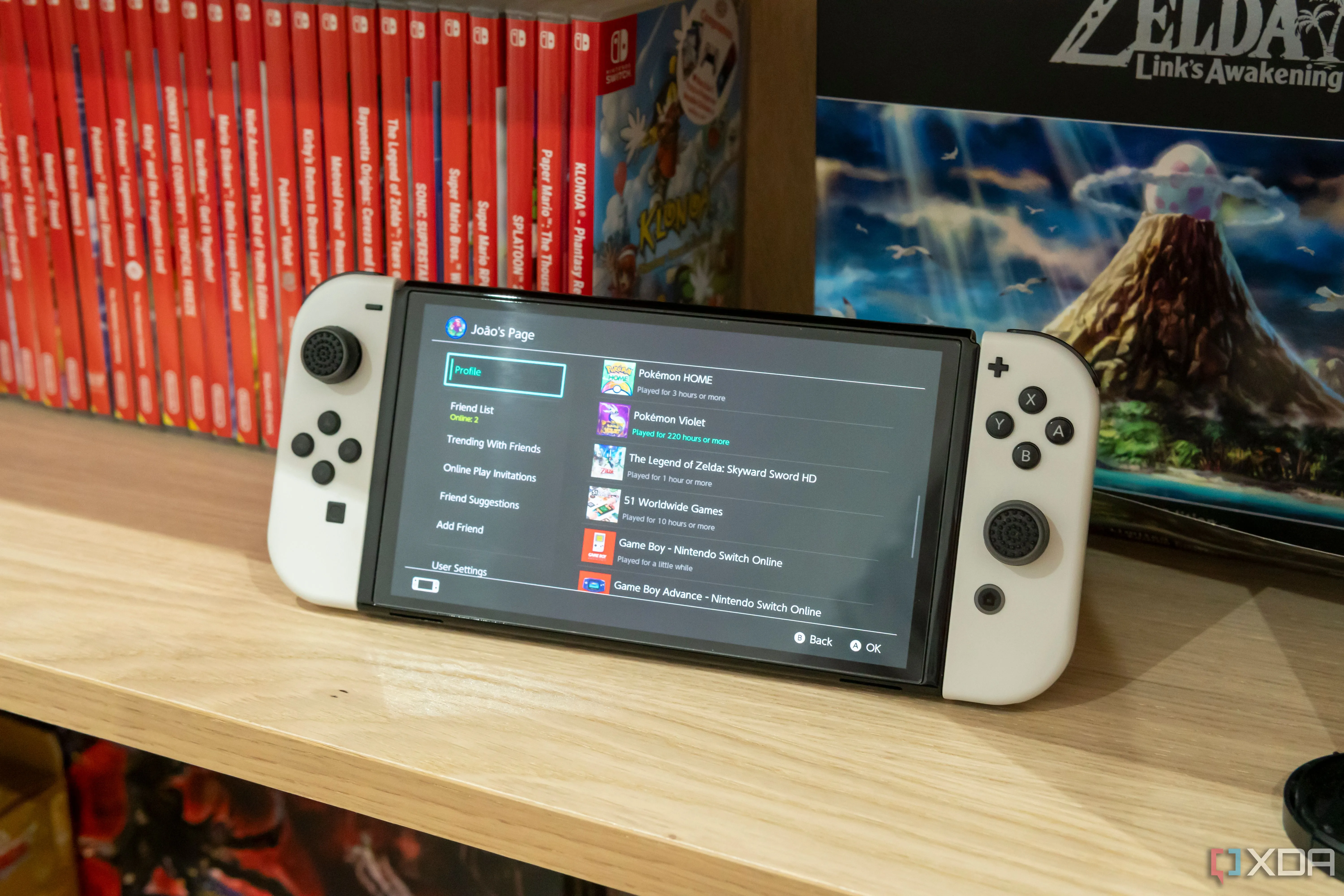 Nintendo Switch với màn hình hiển thị game đang được người dùng sử dụng