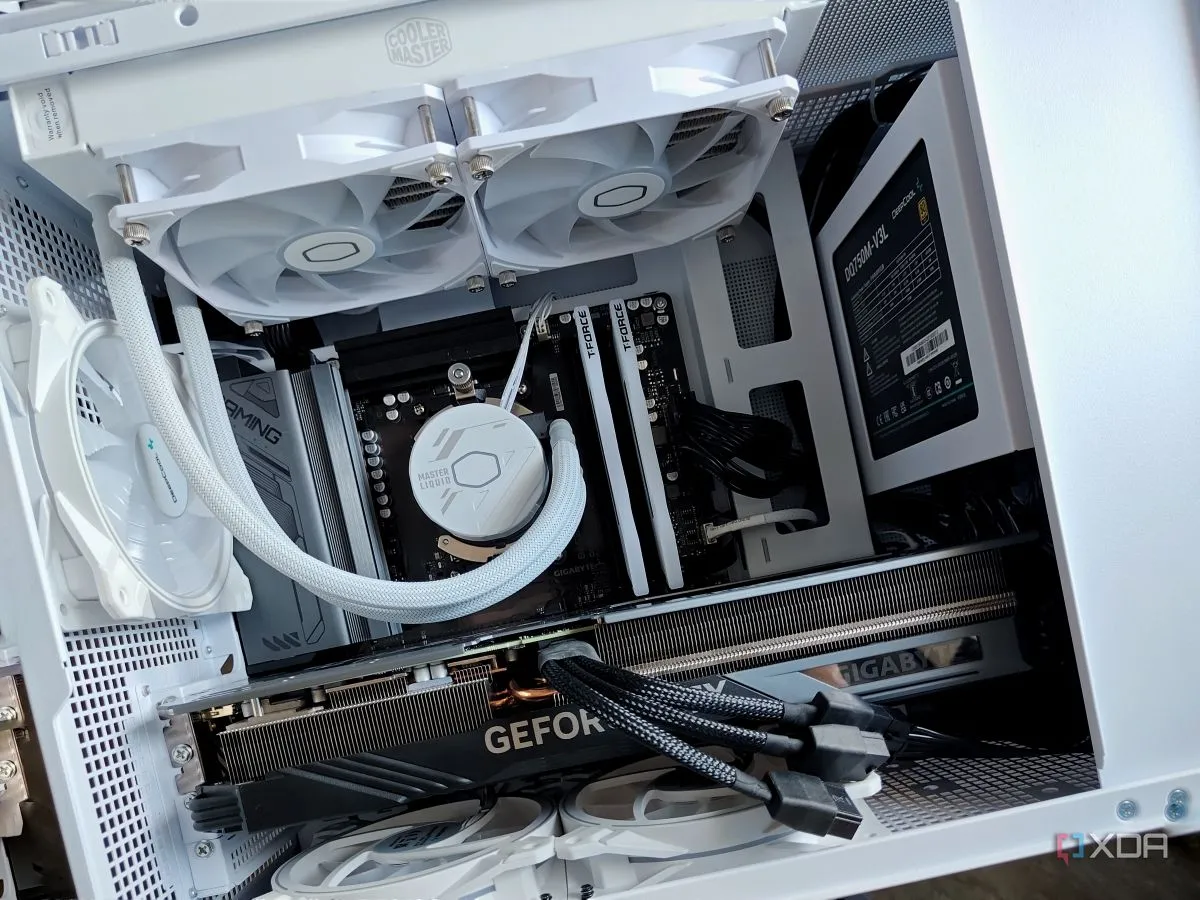 Nội thất PC với các linh kiện được lắp đặt gọn gàng trong vỏ case Asus Prime AP201